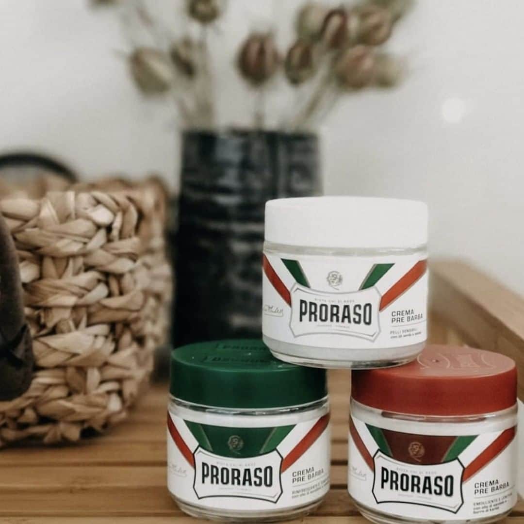 のインスタグラム：「Prorasoは肌タイプ別にラインナップをご用意しています。 毎日のシェービングで肌が荒れがちな男性の方、 敏感肌、乾燥肌、普通肌の肌タイプからご自身に合う商品をお試しくださいませ。 . Repost from @prorasousa . #proraso #prorasousa #prorasofirenze #シェービングクリーム #シェービング #ProShave #Italian #ItalianShave #イタリア製 #バーバースタイル #バーバーショップ #髭脱毛 #メンズスタイル #シェービングフォーム #Barber #メンズヘアスタイル #ヒゲ男子 #ヒゲ #BarberShop #ヒゲ脱毛 #メンズヘア #シェービングエステ #おしゃれさんと繋がりたい」