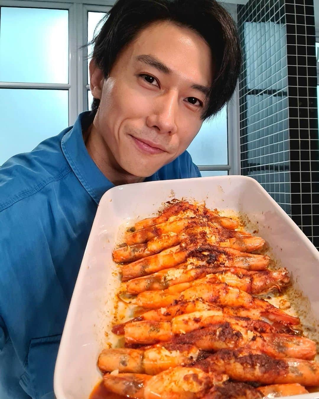 デスモンド・タンのインスタグラム：「I'm sharing my friend's secret recipe on TV tonight! Trust me, you will love this "Garlic Baked Prawns". I renamed it and claim it my own! 🤣「江好吃蒜香烤虾」. Easy to prepare, perfect with drinks. Tune in to "Stay Home Cook Off" tonight at 8pm @ch8sg Swipe left to see the simple ingredients needed.  今晚我会和好兄弟，也是艺能界的厨神 @shanepowxp 隔空PK厨艺。我也会公开我朋友的招牌蒜香烤虾的秘诀。记得要看! 学做了要拍照然后上载到IG噢! 记得tag我们和hashtag!  Wanna win some cash?  Homeviewers may also take up the challenge at home! Simply recreate the dish and post a photo of your dish onto Instagram with hashtag #StayHomeCookOff by 6th June 2359hr and you could win $100! Hurry up!  Please click the link below for more information:  mewatch.sg/stayhomecookoff  #StayHomeCookOff  #宅星刀叉战 #stayhomeforSG  #SGUnited #StayHomewithMe #Mediacorp」