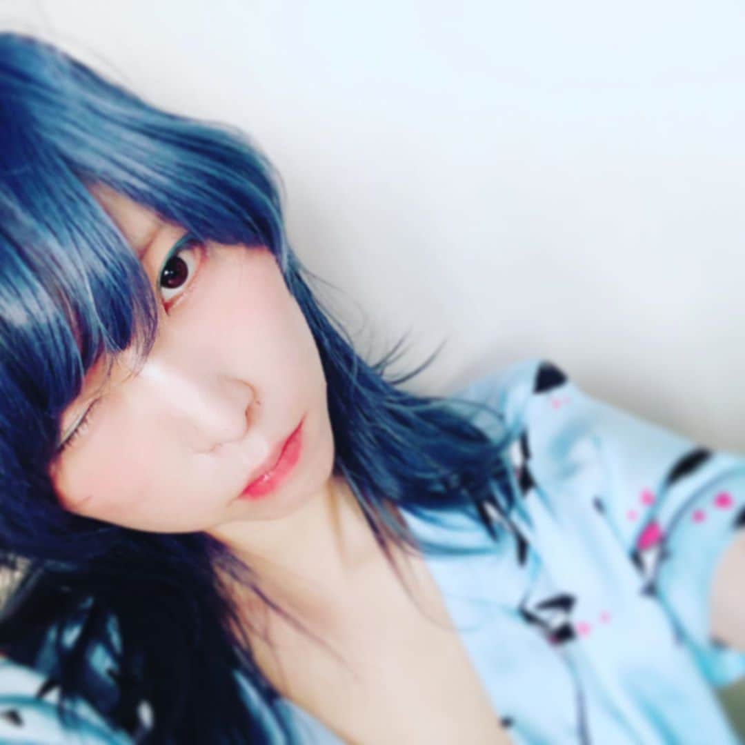 朝日奈丸佳さんのインスタグラム写真 - (朝日奈丸佳Instagram)「横ばっつり切った。🐺 #newhaircolor  #newhair  #ウルフカット  #ロングウルフ  #ネイビーカラー  #ブルーカラー」6月3日 21時03分 - madoka_maru_hina