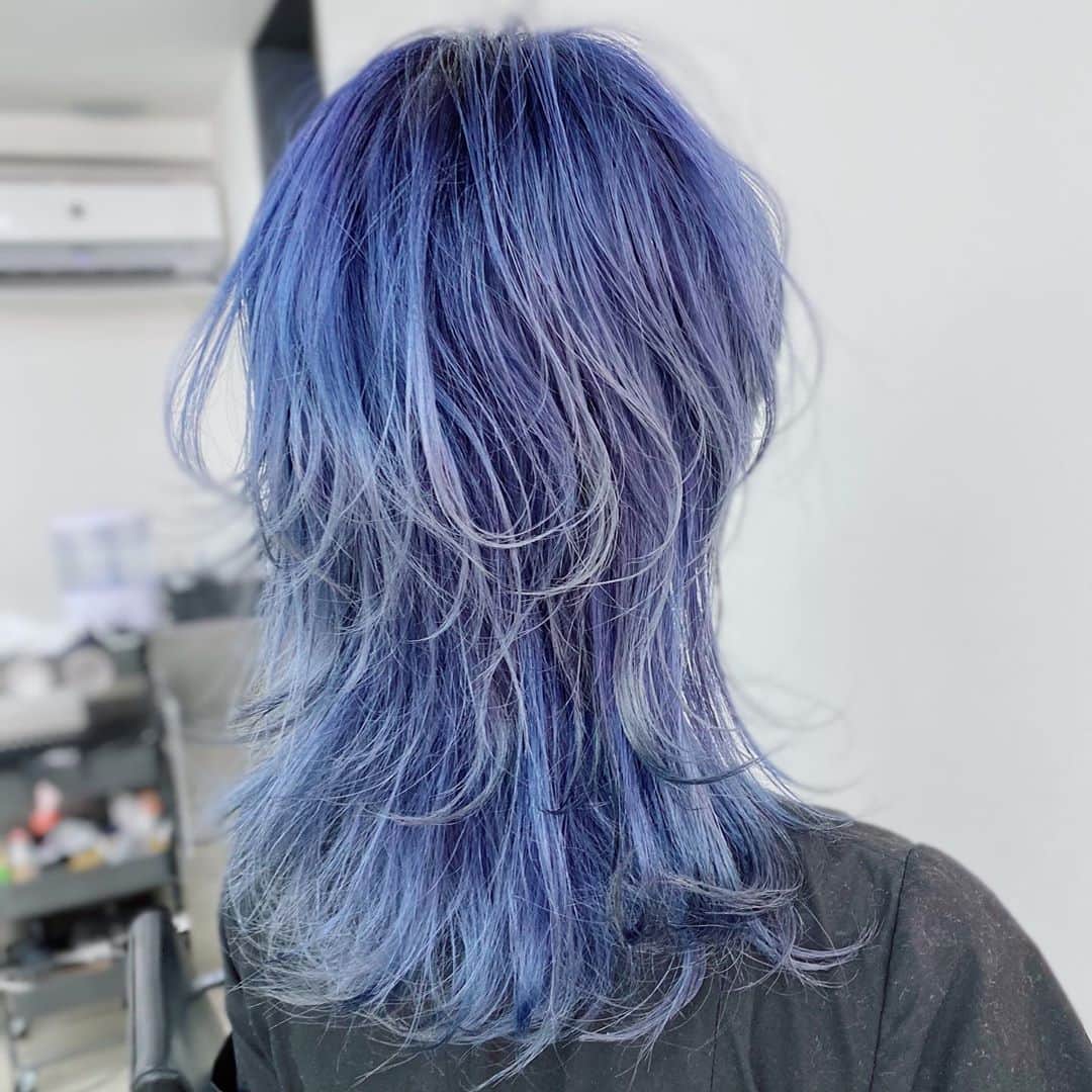 朝日奈丸佳さんのインスタグラム写真 - (朝日奈丸佳Instagram)「横ばっつり切った。🐺 #newhaircolor  #newhair  #ウルフカット  #ロングウルフ  #ネイビーカラー  #ブルーカラー」6月3日 21時03分 - madoka_maru_hina