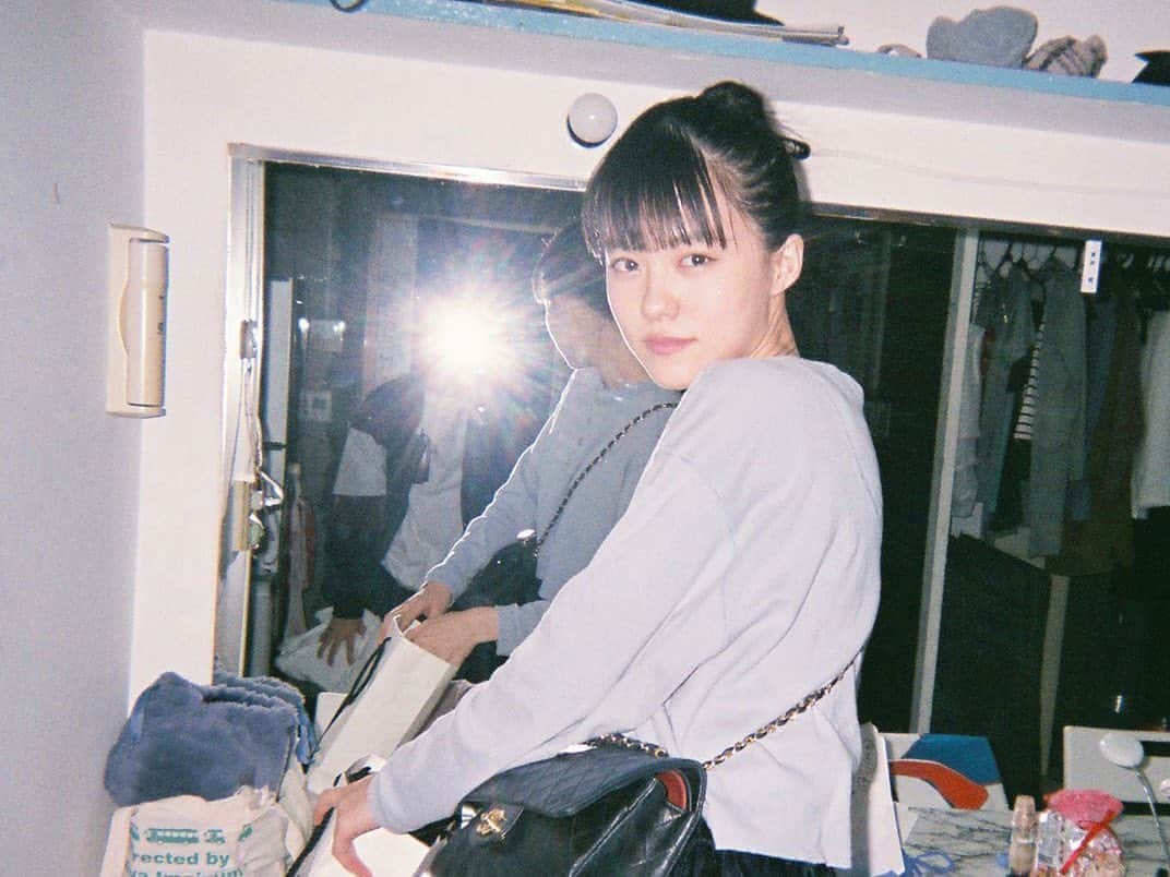 志田彩良のインスタグラム：「・ 最後の日が近づいていて 寂しいなぁと思いながら 楽屋を片付けていた時の一枚。 #街の下で 📸by @yuzu_aoki_」