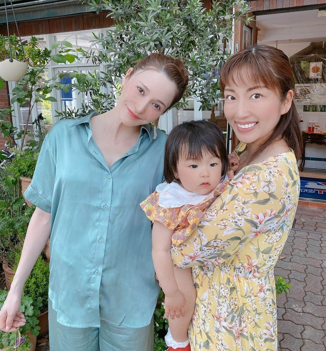 庄司ゆうこさんのインスタグラム写真 - (庄司ゆうこInstagram)「今日はちあきちゃんとランチしていたら藤井リナちゃんにバッタリ会ったよぉ❤️✨妊婦さんなのに相変わらずスタイル抜群でオーラ全開にキラキラしていてすぐに分かった❣️リナちゃんのベビちゃん、最高に可愛いだろーなぁ😍 そしてちあきちゃんの娘さん、あんなちゃんは先月誕生日だったのでプレゼントも渡せて久しぶりに子供同士も遊ばせられたし楽しかった💓 気をつけながらも仲良しママ友たちとも少しずつ会っていけるといいな^_^ 6枚目の動画、めっちゃ可愛い😍💕 #mlbカフェ#恵比寿ランチ#換気最高#女の子ママ#ベビー#1歳1ヶ月#ママ友#藤井リナ#ちゃんと#再会」6月3日 21時10分 - yuko.shoji