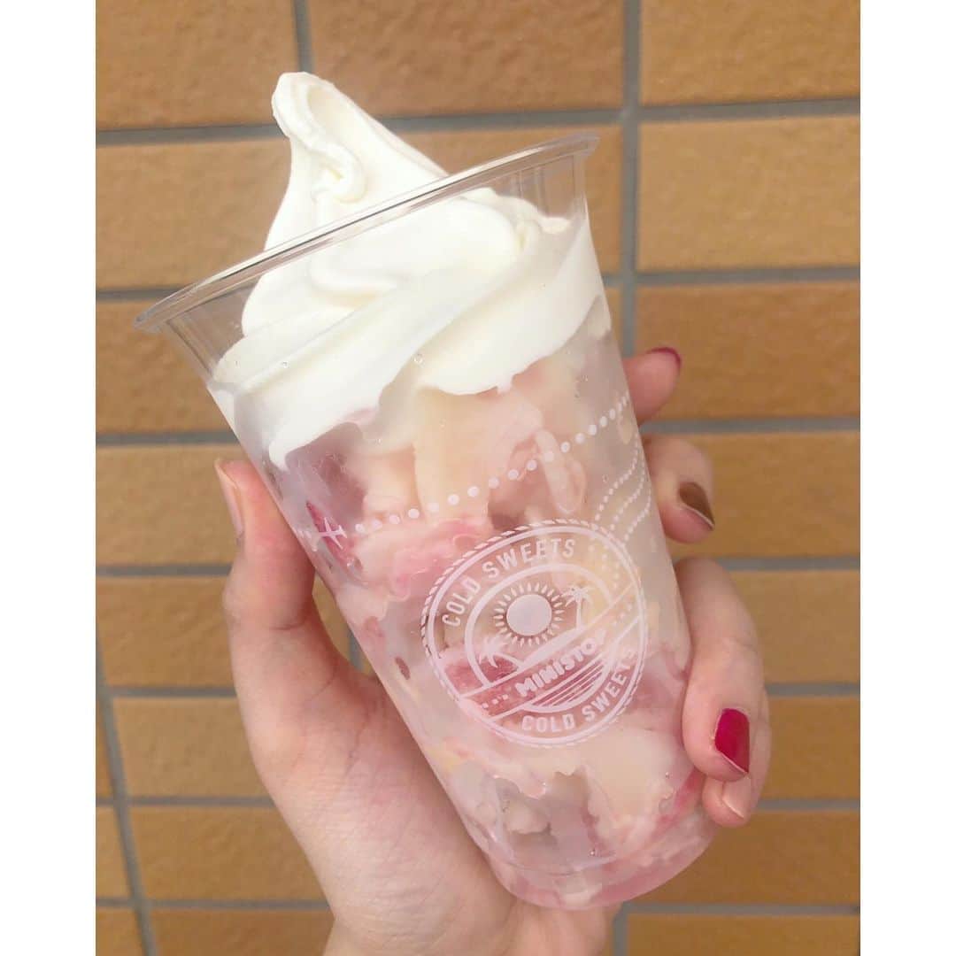 のインスタグラム：「ミニストップ果実氷白桃🍑 ＊ 暑い日に本当美味しい！ この時の店員さん盛り付け上手👏 最近のお気に入りです〜mayu.♡ ＊ ＊ ＊ #ミニストップ #ministop #果実氷白桃 #ソフトクリーム #コンビニスイーツ #桃 #白桃 #甘党女子 #ダイエット中のご褒美 #sweet #idol #instalike #instagood #instafood」