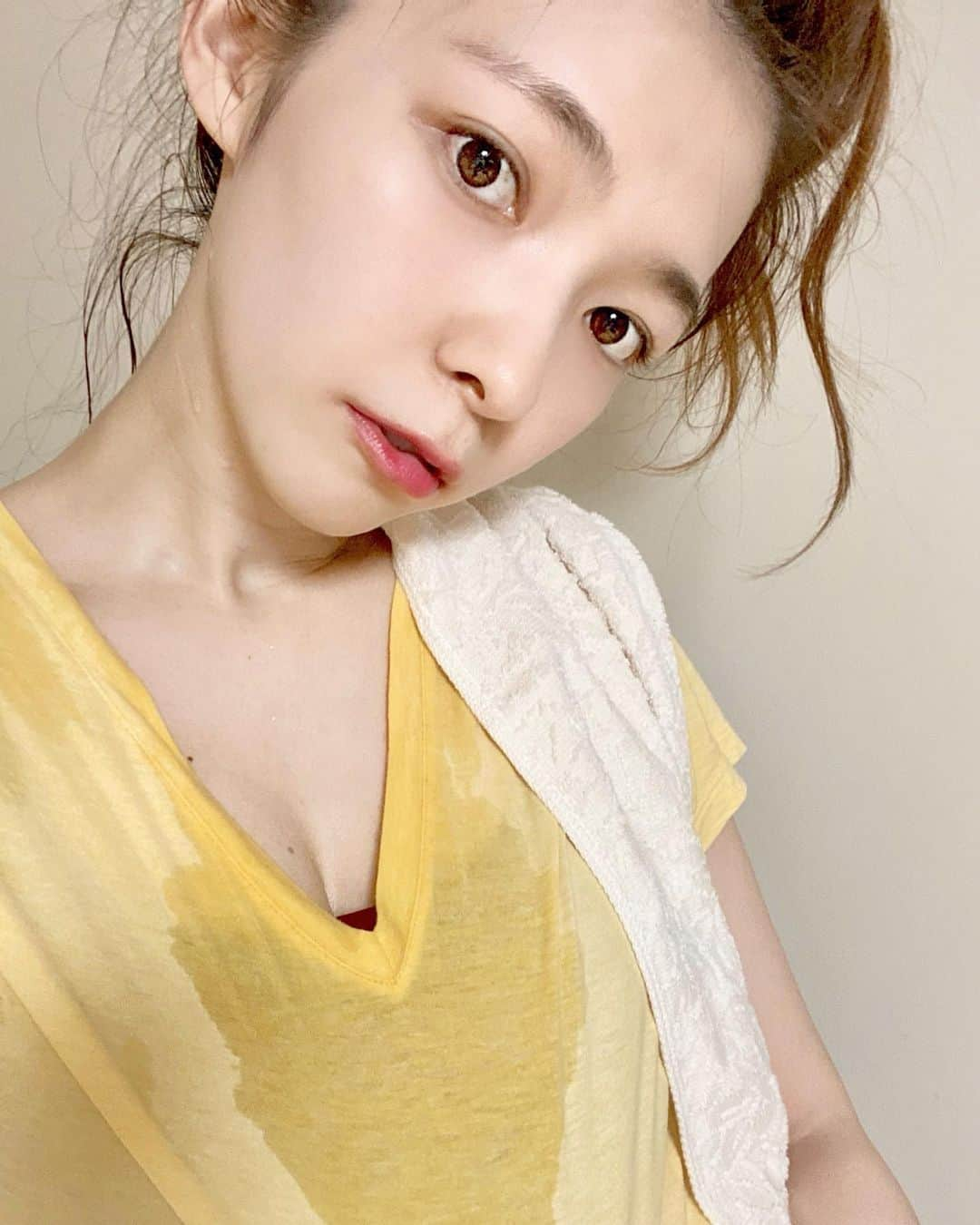 岩根沙恵子?さえみるさんのインスタグラム写真 - (岩根沙恵子?さえみるInstagram)「🏋️‍♀️トレーニングハマってるう💖 汗がハートの形だったから写真撮ったよ🤳♥︎ 最近お尻が少し変わった気がしてるから嬉しいの😭💓 (すっぴんで髪の毛ボサボサだけど•••リアルトレーニング後なので許してくださいw) . ちゃんと継続してオンライントレーニングしていますよ😌🌟 でも今月からスタジオでビシッとバシッとトレーニングを再開していこうかなと思っています！ ゴルフレッスンも開始したので、ラウンド行きたい😭⛳️ しかし、東京アラート発動したので注意しないといけないですね。 . #お尻トレ #ヒップアップ効果 #おなかやせ #管理栄養士  #トレーニング女子 #くびれ女子 #ヘルシーボディ #オンライントレーニング #healthybody #ゴルフ女子 #お家で出来る筋トレ #ワークアウト女子 #ゴルフばか #ボディメイク #スポーツウェアコーデ #宅トレ #トレーニングウェア #スポーツコーデ #おなか革命 #おしりシリーズ #筋トレ女子  #宅トレダイエット  #お尻トレ #ゴルフ女子 #トレーニング女子 #尻スタグラム  #美body女子 #お尻トレーニング #くびれトレーニング #くびれトレーニング #スポーツ女子 #宅トレ女子 #ぷりけつ女子」6月3日 21時12分 - saemiltiii