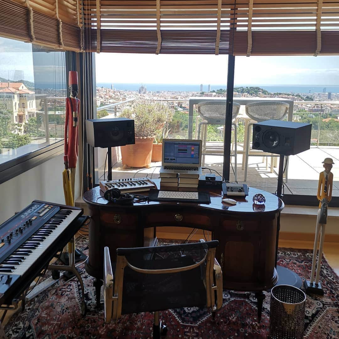 ハイメ・アルグエルスアリのインスタグラム：「Summer studio ready 👄👁️🌹」