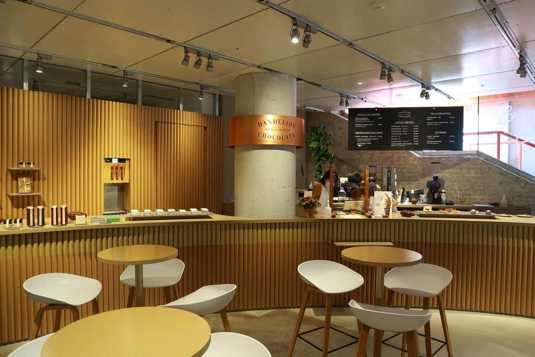 石井輝明さんのインスタグラム写真 - (石井輝明Instagram)「表参道。 今日も歩いてカフェ。 ビルに入る前に初めて検温ってのをされた。 ああいう人件費もかかるんやね。  #dandelionchocolateomotesando #cafe #coffee #カフェ #東京カフェ #表参道カフェ #カフェ芸人 #今日もよく歩いた #あんまりウロウロしたらあかんし #行って帰ってくるだけ #考えごと出来るしちょうどいいけど #早くブラブラウロウロしたいもんです」6月3日 21時16分 - comandanteishii
