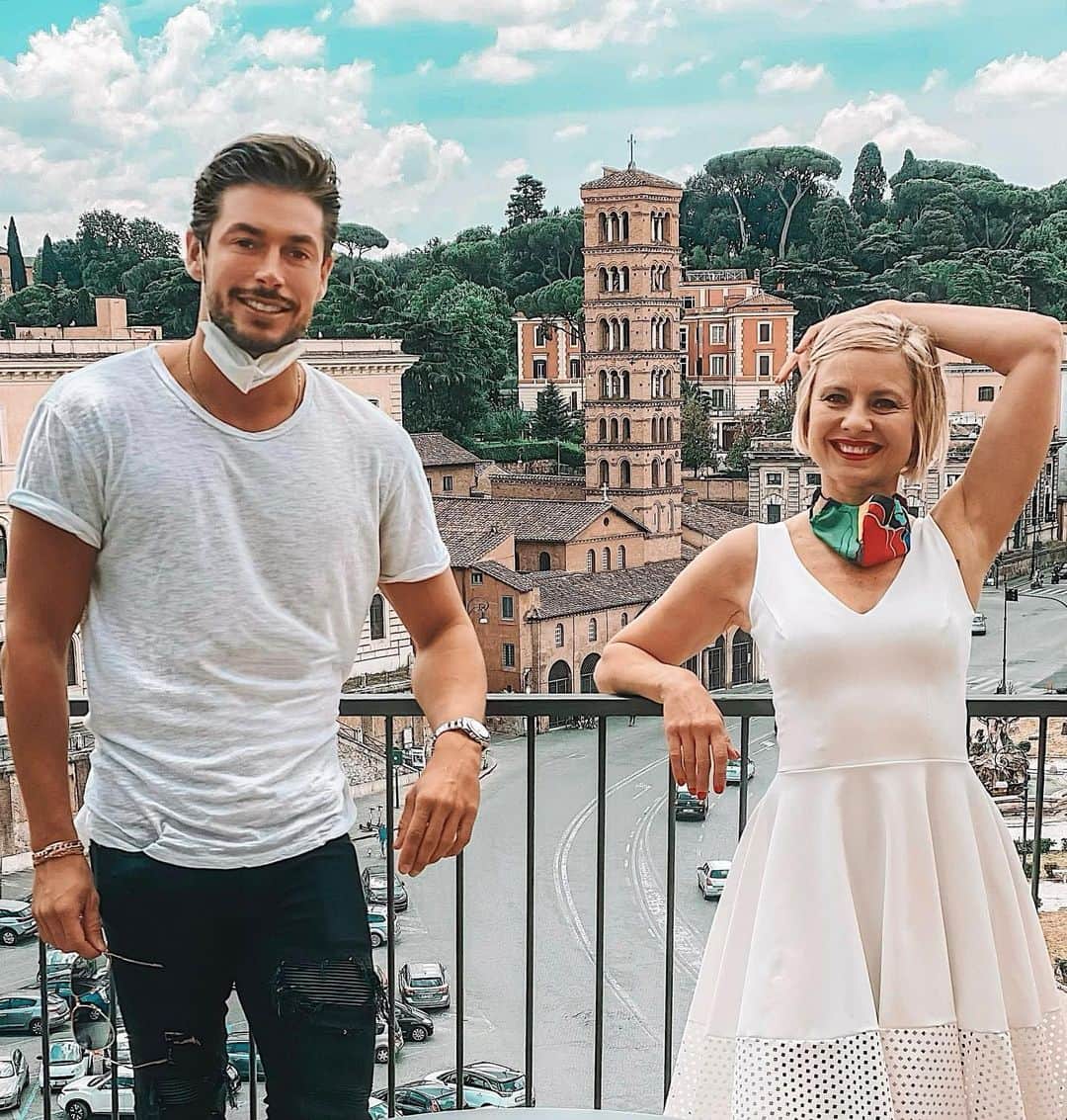 アンドレア・デンバーのインスタグラム：「Un’indimenticabile giornata romana con Antonellina 😊🇮🇹 @antonellaeliatv  An unforgettable day in Rome with Antonellina 😊🇮🇹 @antonellaeliatv #rome #italy #gfvip」