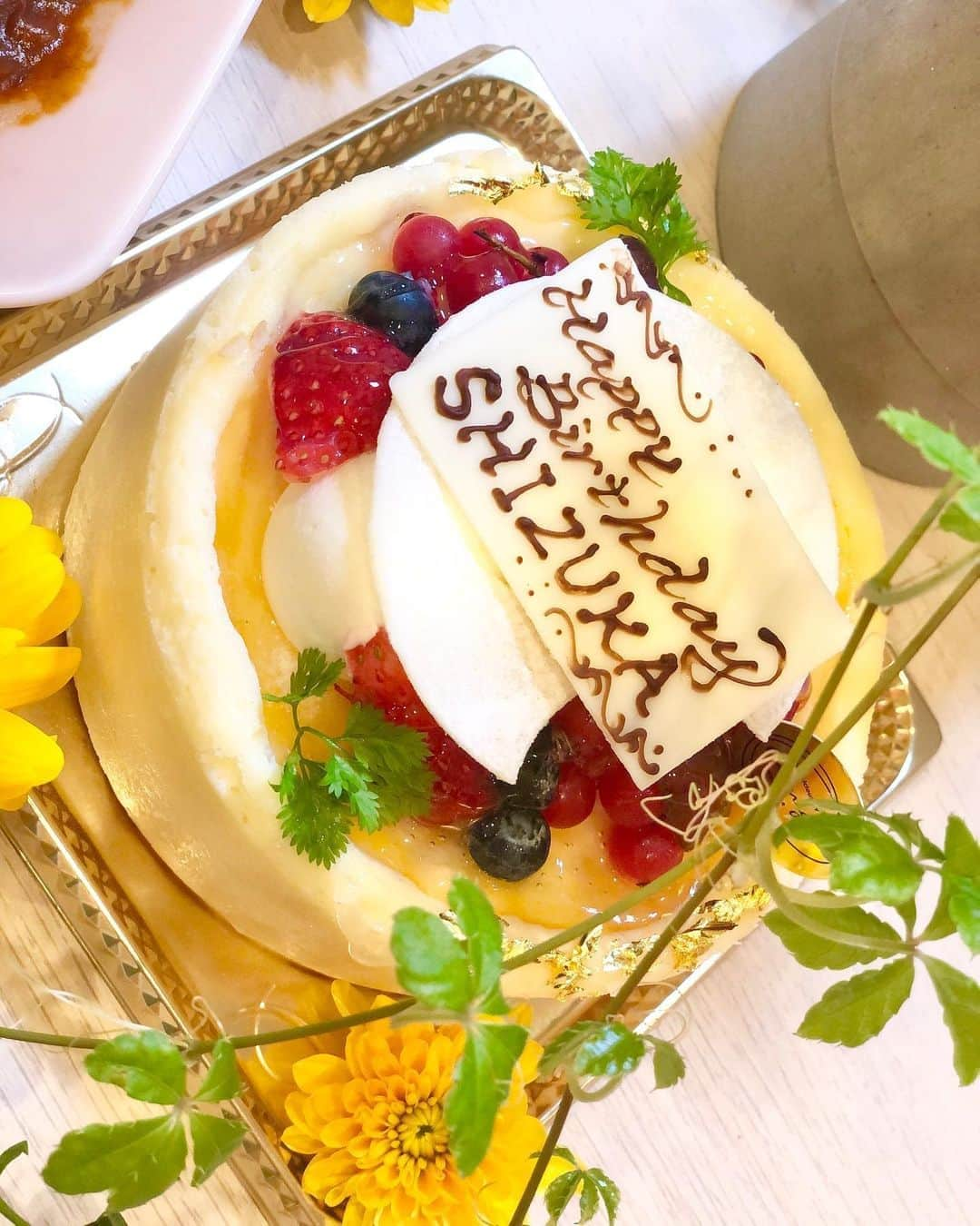 武田静加さんのインスタグラム写真 - (武田静加Instagram)「. . . . 📺YouTube up 🎂birthday dinner(手作り) 🌙寝室(セーラームーン) お誕生日動画2本アップしてます✨ ハイライトからも飛べるので 是非思い出動画ですが見てください🐰💕 . . . 料理は4.5時間かかって アボカド🥑は黒くなっちゃった（笑） 普段料理しないこで手こずり 動画撮りながらって大変って事が 分かりました（笑） スタッフさんがケーキのサプライズ持ってきてくれたよ💛嬉 . . . . #武田静加#YouTube #お誕生日#birthday#5月17日 #dinner#手作り料理#お誕生日ケーキ  #hairmake#make#makeup#カラコン#ヘアメイク#メイクアップ#bikini#ビキニ#沖縄#okinawa#style#japan#日本」6月3日 21時25分 - takedashizuka0517