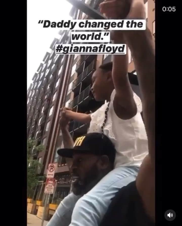 アナリン・マッコードのインスタグラム：「💙💚💛🧡❤️🌍💜🖤🤍🤎💖 #blm #georgefloyd #giannafloyd — Inside all of us is a child who sees nothing but love. We often have become enslaved by lies and stories and hurt and pain. The stories told before we were born must be rewritten now that we are here. It starts with one. Gianna: “My Daddy changed the world.”」