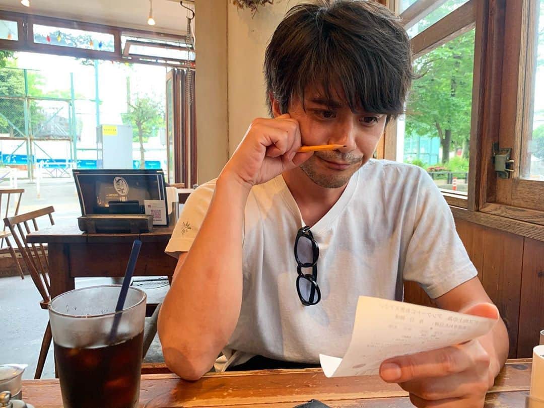 斉藤祥太のインスタグラム：「お散歩〜🚶‍♀️ #アンケートを必死で考える男 #熱々のトーストを必死に頬張る男 #コーヒーを無心で吸い込む男 #斉藤祥太」