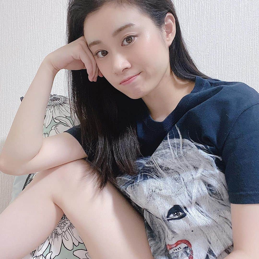 鈴木芳奈のインスタグラム：「おうちスタイル。 なんだか暑くない？ Tシャツ：#ladygaga  すんごいメイクのTシャツですん」