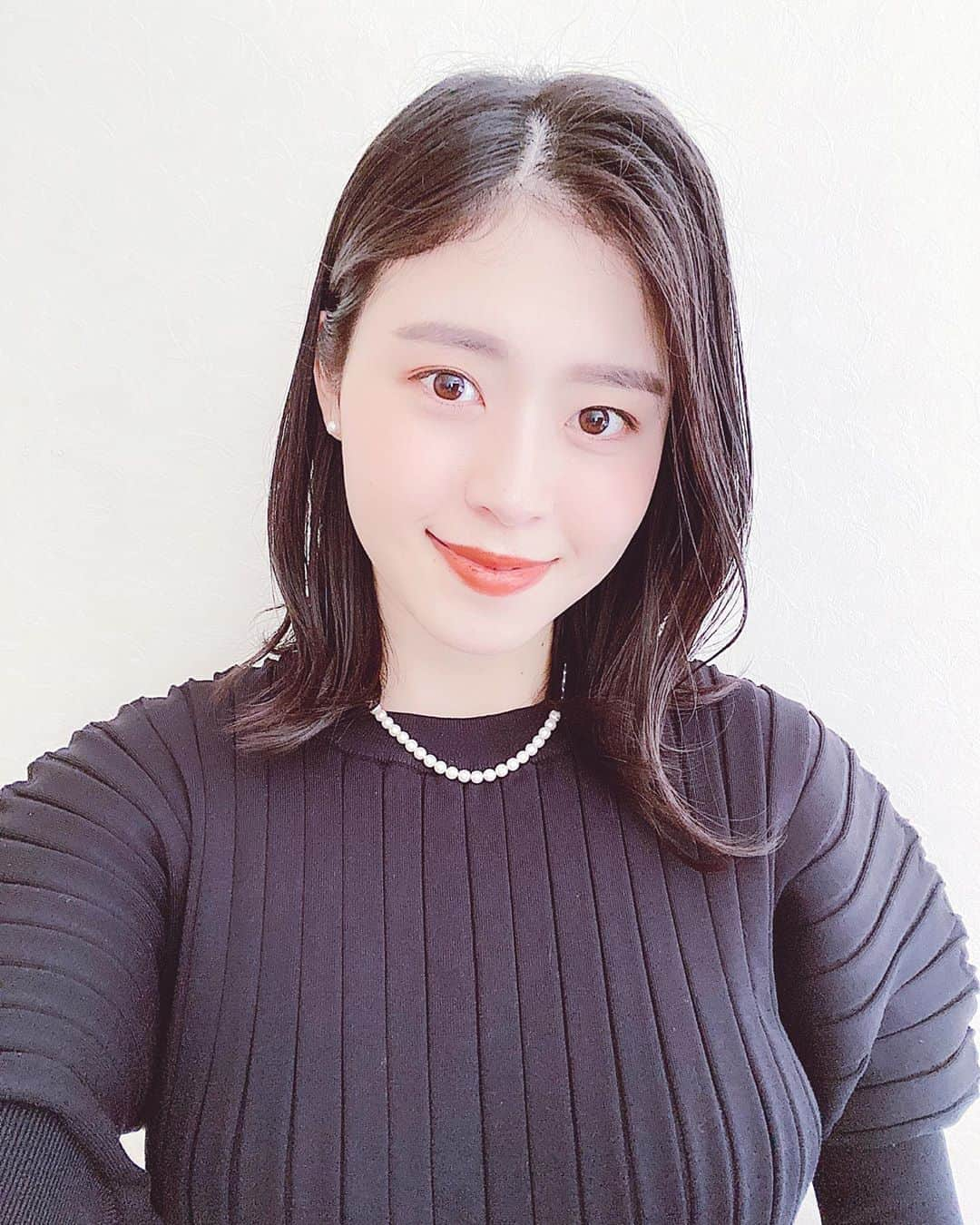 AYUMI SEKO 瀬古あゆみさんのインスタグラム写真 - (AYUMI SEKO 瀬古あゆみInstagram)「先日のお宮参りは、こんな感じで👌🏻 久しぶりに巻いたりメイクしたり💄やっぱりテンション上がるけど、スーパー行くためにするかと言うと、それは出来ない😅💦 最近なんて、どうせマスクするしなぁって日焼け止めすら塗らなかったり…いかんいかん🤷‍♀️ . 顔周りのアクセサリーは、パールにしました。あと髪は内巻きのはずだったんですが、生え癖なのか、なぜか耳にかけてるうちに必ず外巻きに変身するのです…🙄 数年間ずっとなので、もう諦めモード😅 . トップスは、新生児のとき夜泣きで苦労した日に👨🏻が買ってきてくれた、思い出のHYKEを。早くも懐かしいなぁ。 . #お宮参り #お宮参りフォト #お宮参り写真 #お宮参りコーデ #お宮参りヘア #男の子ママ #男の子ママと繋がりたい #男の子ママコーデ #0歳児ママ #mamagirl #ママメイク #ママコーデ #ママコーディネート #生後4ヶ月 #アラサーママ #親バカ部 #令和ベビー #令和2年ベビー #子育てママ #新米ママ #新米ママと繋がりたい #息子ラブ #男の子ベビー #ママデビュー」6月3日 21時31分 - ayumikaaan