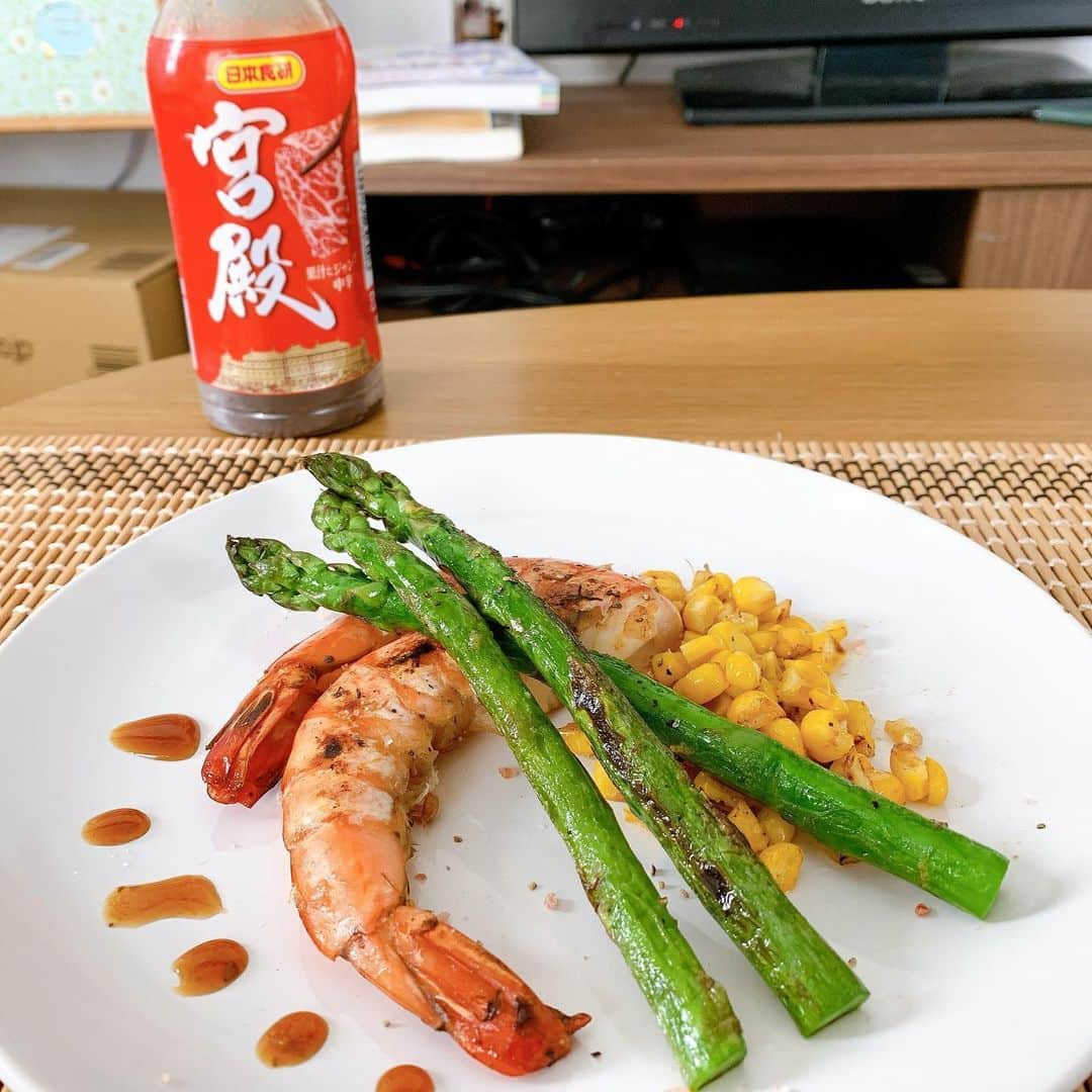 歌川菜穂さんのインスタグラム写真 - (歌川菜穂Instagram)「私は料理があまり得意ではないのですが、 ちょっと自炊に疲れてきて、  盛り方次第でなんでも高級料理っぽくできるんじゃね… って思ってやってみたら なんかいい感じになりました。  メンバーの反応「むかつくwwwwwwwwwww」  楽しいので皆様もぜひ🍳💕 ちょんちょんの正体は宮殿(焼肉のタレ)  #ぽい飯」6月3日 21時31分 - utagawanao