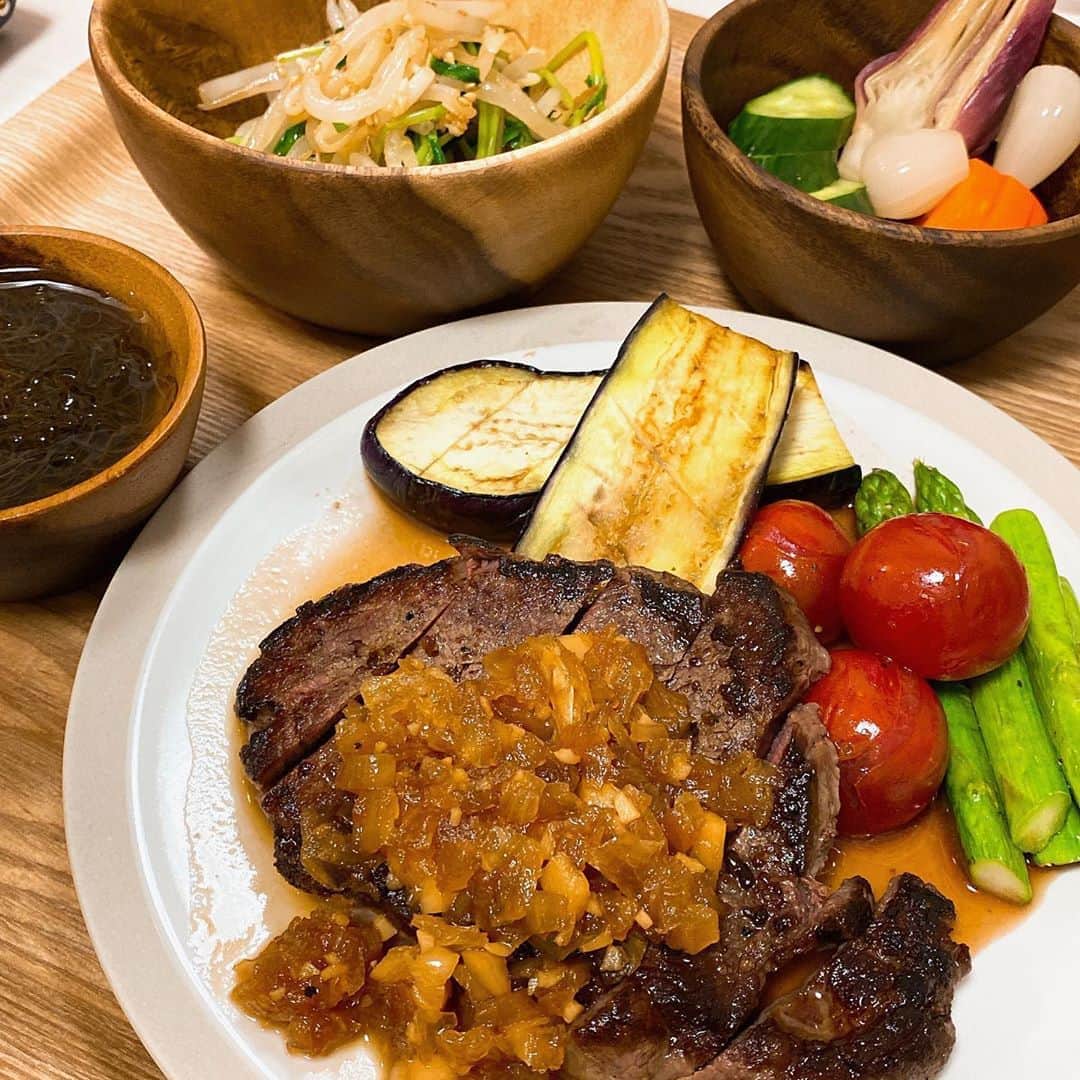 吉江瞳のインスタグラム：「トレーニング後はステーキディナー🍽🥩 ヒレステーキ玉ねぎソース 野菜のグリル 豆苗もやしナムル 岩もずく ぬか漬け 伊勢海老の味噌汁 玄米ご飯  もずく以外は全部手づくり❤️ ソースすごく美味しくできた😋  #よし飯 #今日の夕飯」