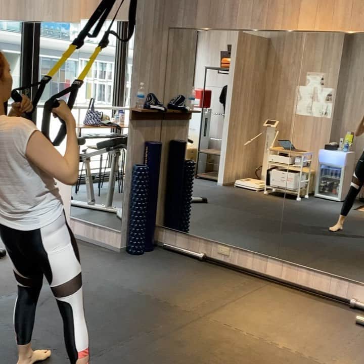 吉江瞳のインスタグラム：「トレーニング！ 面白いけど途中から本当に辛い！！ 今日は腕がヘトヘトです。 夏までに引き締めたいけどなかなか痩せないなー🤔 おうちでも腹筋したりしよう！！ #よしトレ #夏までに痩せる」
