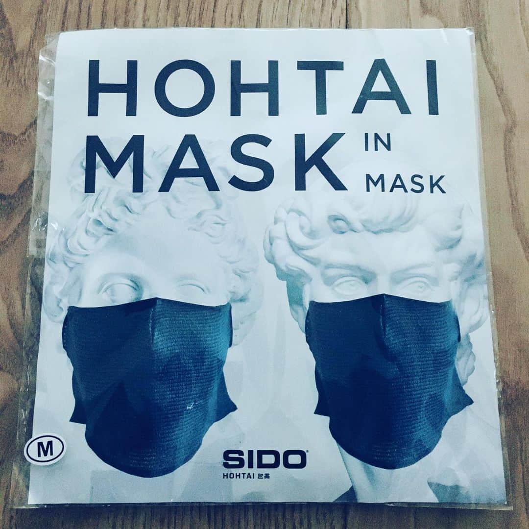 渡部仁さんのインスタグラム写真 - (渡部仁Instagram)「『包帯マスク mask in mask』 ・耳を穴から出すだけなのでゴム紐による耳の痛みがない。 ・顔全体を覆うので、触ることによる感染のリスクを軽減する。  包帯パンツ同様、生地がとても快適で着け心地は抜群です‼︎ 外を走るときに着用しても全く呼吸が苦しくない優れものです😷  そしてこのマスクの売り上げは社会支援の為、全額寄付とのことです。  @sido_japan さん、 @shironogi さん、 @j.real.i  さん、 ありがとうございます🙇🏻‍♂️ 包帯パンツも凄いけど、このマスクも凄い😳  #包帯パンツ #包帯パンツ応援団  #包帯マスク #包帯マスクmaskinmask  #この快適さは虜になっちゃう」6月3日 21時43分 - jin.w20