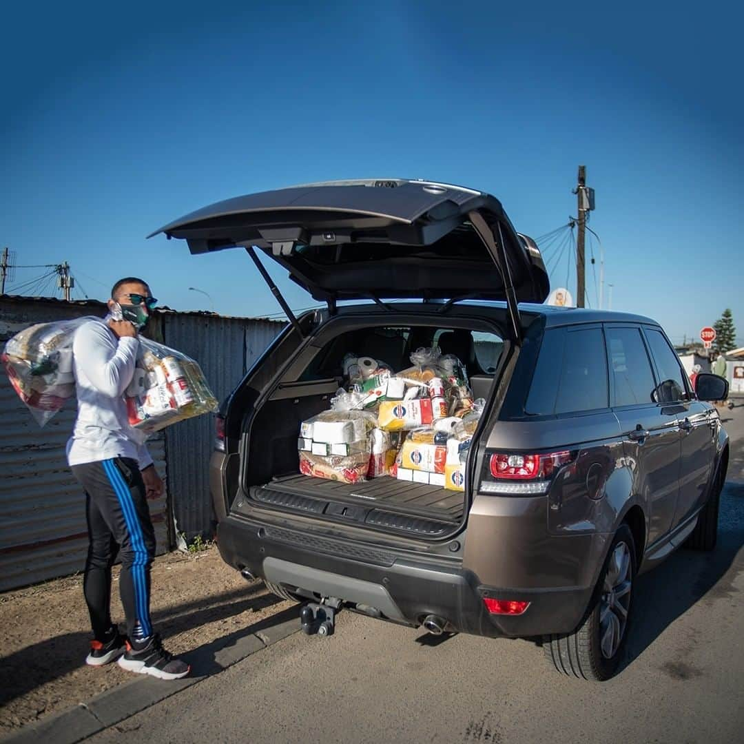 Land Roverさんのインスタグラム写真 - (Land RoverInstagram)「Together we’re capable of spreading some hope. That’s why #LandRover, the @bryanhabanafdn  and the @saredcross have partnered up to deliver food parcels to communities, who otherwise wouldn’t have access to regular meals. #AboveAndBeyond @bryanhabana」6月3日 21時43分 - landrover