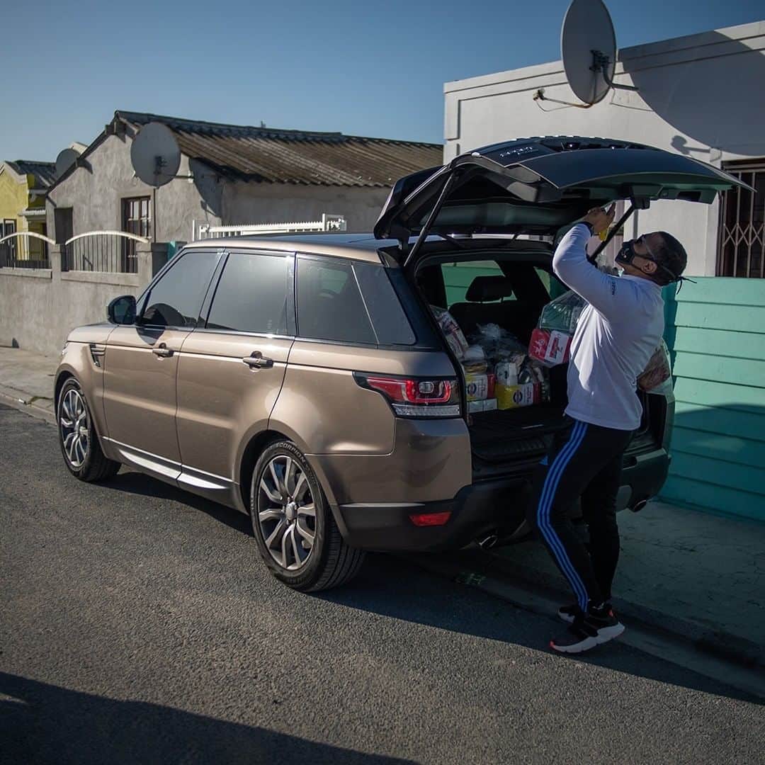 Land Roverさんのインスタグラム写真 - (Land RoverInstagram)「Together we’re capable of spreading some hope. That’s why #LandRover, the @bryanhabanafdn  and the @saredcross have partnered up to deliver food parcels to communities, who otherwise wouldn’t have access to regular meals. #AboveAndBeyond @bryanhabana」6月3日 21時43分 - landrover