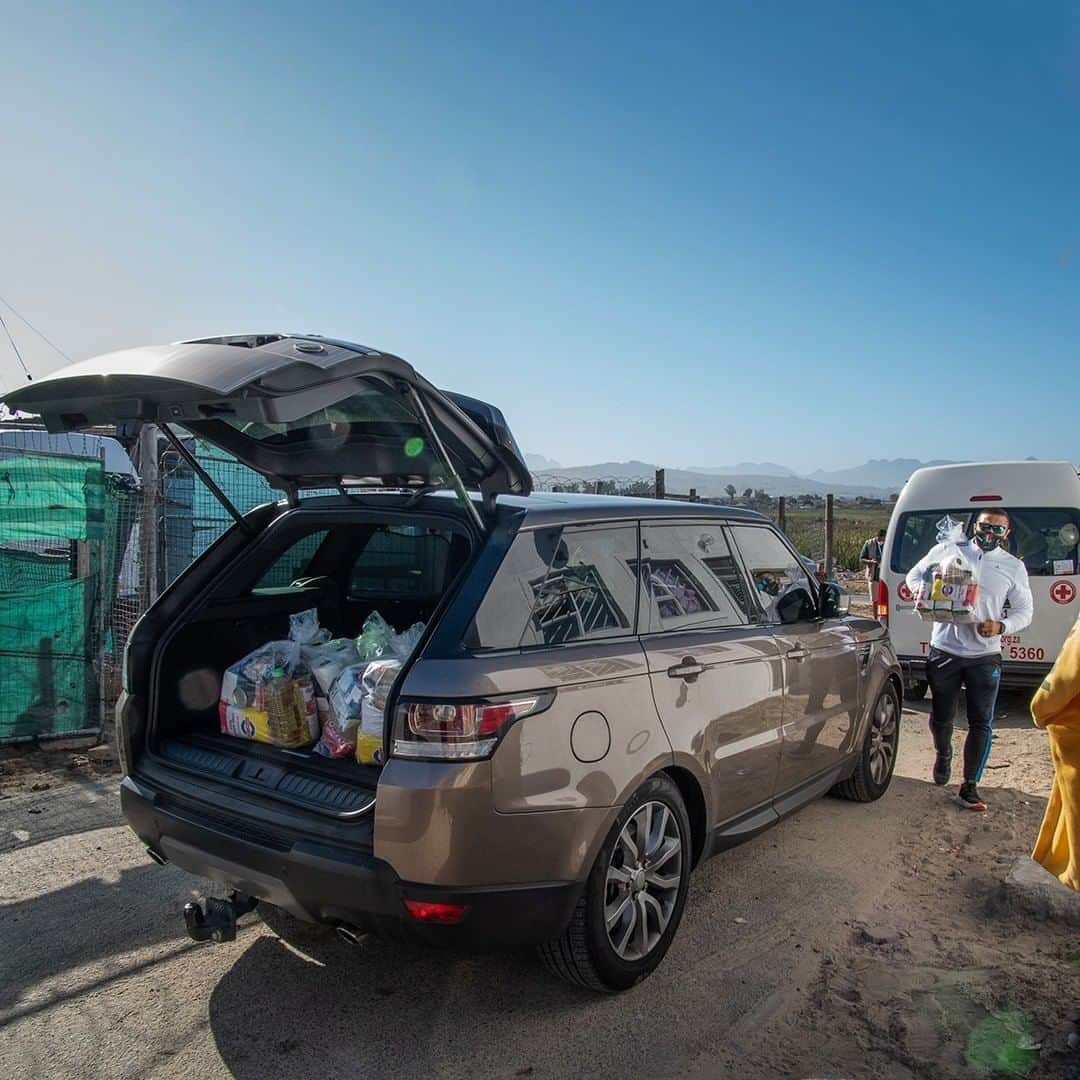 Land Roverさんのインスタグラム写真 - (Land RoverInstagram)「Together we’re capable of spreading some hope. That’s why #LandRover, the @bryanhabanafdn  and the @saredcross have partnered up to deliver food parcels to communities, who otherwise wouldn’t have access to regular meals. #AboveAndBeyond @bryanhabana」6月3日 21時43分 - landrover