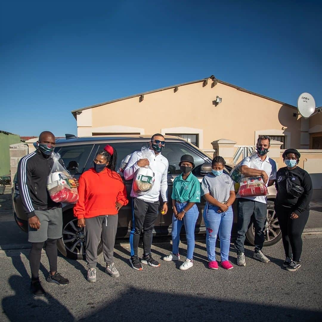 Land Roverさんのインスタグラム写真 - (Land RoverInstagram)「Together we’re capable of spreading some hope. That’s why #LandRover, the @bryanhabanafdn  and the @saredcross have partnered up to deliver food parcels to communities, who otherwise wouldn’t have access to regular meals. #AboveAndBeyond @bryanhabana」6月3日 21時43分 - landrover