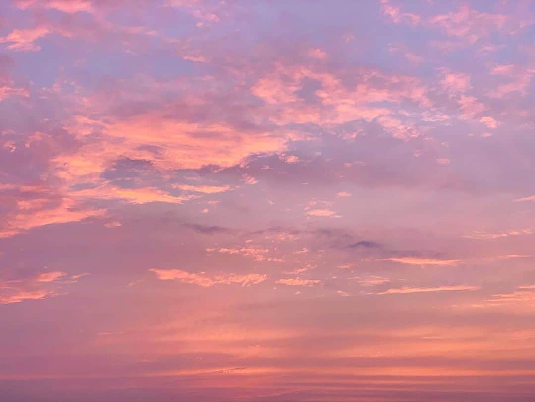 栗田萌のインスタグラム：「おさんぽ💕 今日は一段と夕焼けが綺麗だったな(*´꒳`*) #お散歩」