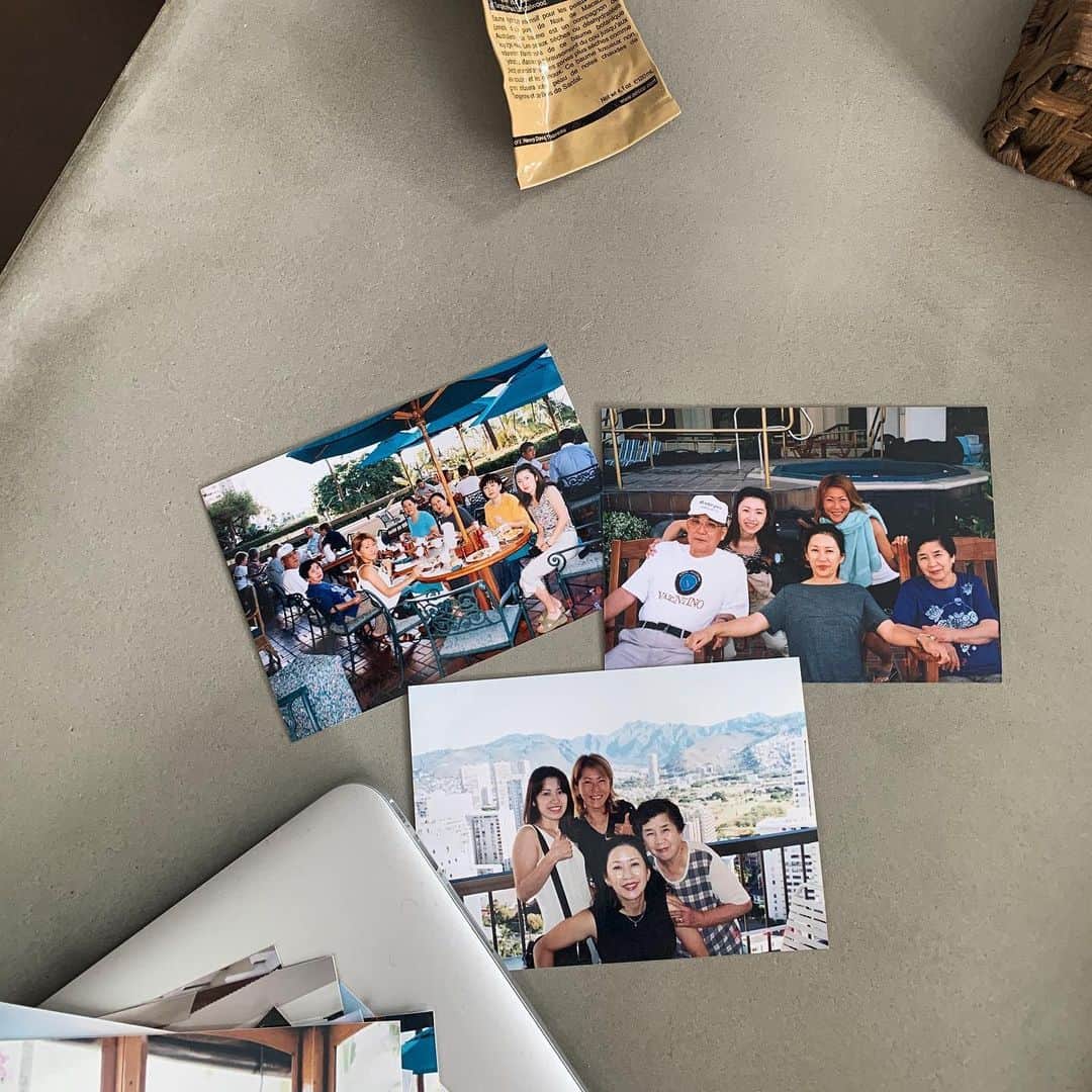 mitsuxmitsu24のインスタグラム：「Rest In Peace * * 大正、昭和、平成。そして令和。 95年の人生。 眠るように旅立ったおばあちゃんの顔は とてもキレイでした。 長生きしたね。ありがとう。 * 写真は20年前くらいかな。 家族みんなでハワイに行った時。 * みんなの笑い声が天国に届きますように。 またね。おばあちゃん。」