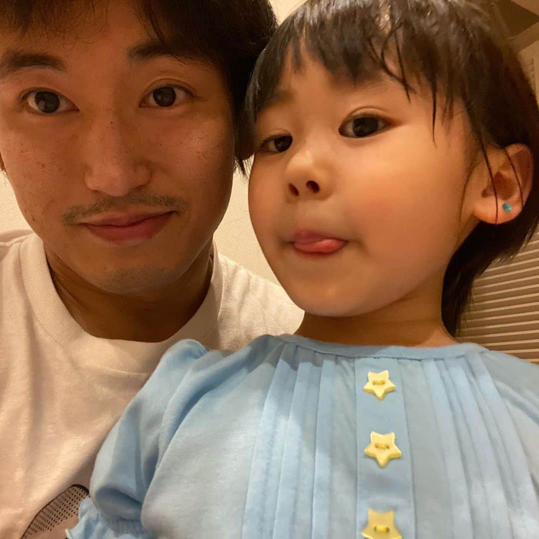 才賀紀左衛門さんのインスタグラム写真 - (才賀紀左衛門Instagram)「今日もありがとう🥰💕💕 おやすみ❤️ #親子 #家族 #スクール #子育て #癒し #幸せ #パパ #パパっ子 #子育て #子供 #寝顔 #子育てパパ #娘 #生活 #環境 #育児日記 #幸せな時間 #子育てパパ #シンパパ #シンママ #子育てグラム #健康 #子育て日記 #子育てパパ #子育てママ #子どものいる暮らし #子どものいる生活 #子供との時間 #大切な家族 #幸せをありがとう #育児あるある #子育て奮闘中」6月3日 21時41分 - kizaemon0213