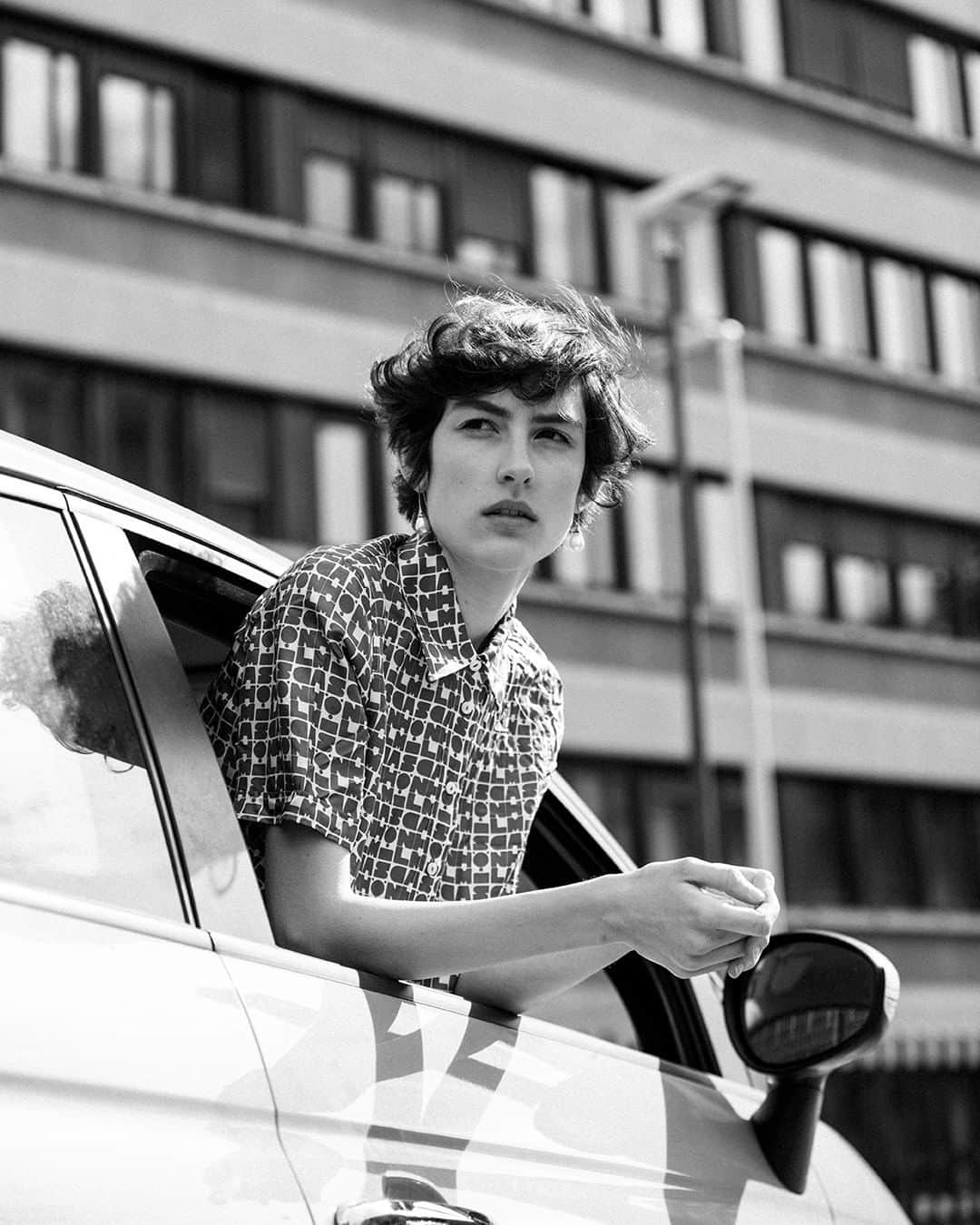 ミラショーンのインスタグラム：「Over_the_crossroad #milaschon ⠀⠀⠀⠀⠀⠀ ⠀ ⠀  #fashionphotographyappreciation #fashionphoto #instaportraits  #testshoots #portraitsociety  #ig_portrait」
