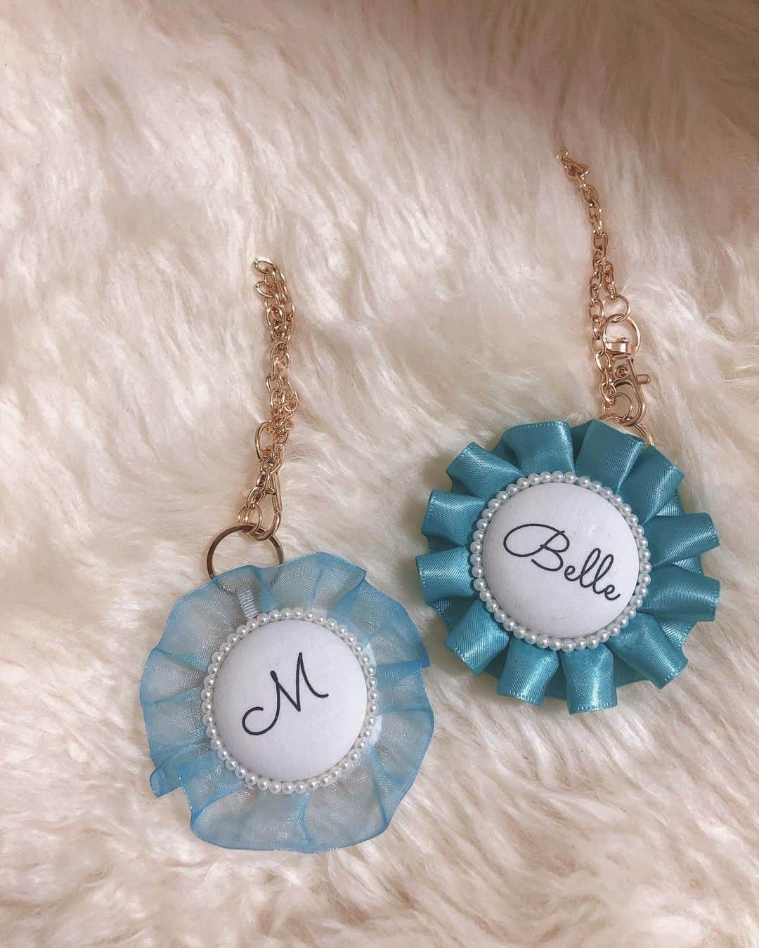 のインスタグラム：「昨日紹介したロゼット　@scintiller_handmade の 表と裏😍❤️ 名前のフォントとリボンの色も選べるの❣️ プレゼントにもいいよね☺️✨ ・ #お名前ロゼット #うちの子ロゼット #おしゃしんロゼット #フォトロゼット #思い出ロゼット #わんこグッズ #うちの子グッズ #ベルたんの成長記録 #ベルたん #ベルスタグラム #べるすたぐらむ #ベルたんとの生活 #トイプーとポメラニアンのmix #ハーフ犬 #ポメプー #ポメプー部 #テディベア犬 #いぬばか部 #いぬすたぐらむ #犬バカ部 #犬バカ部ふわもこ部 #ふわもこ部 #犬のいる暮らし #犬好きな人と繋がりたい #犬のいる生活 #おうち時間 #愛犬 #愛犬との暮らし #うちの子一番 #わんこ」