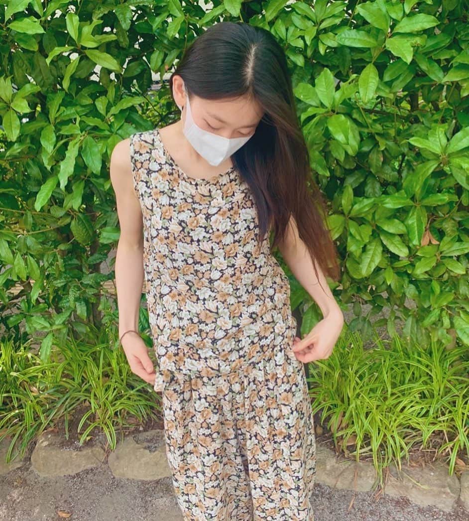 橘花梨さんのインスタグラム写真 - (橘花梨Instagram)「母が30年前に買った服が今日からわたしの散歩着になりました🚶‍♀️💕母は物を大切にする人だから、物持ちが良くて服もわたしもうれしい。 #母の服 #母のおさがり #散歩日和」6月3日 21時50分 - tachibana_karin