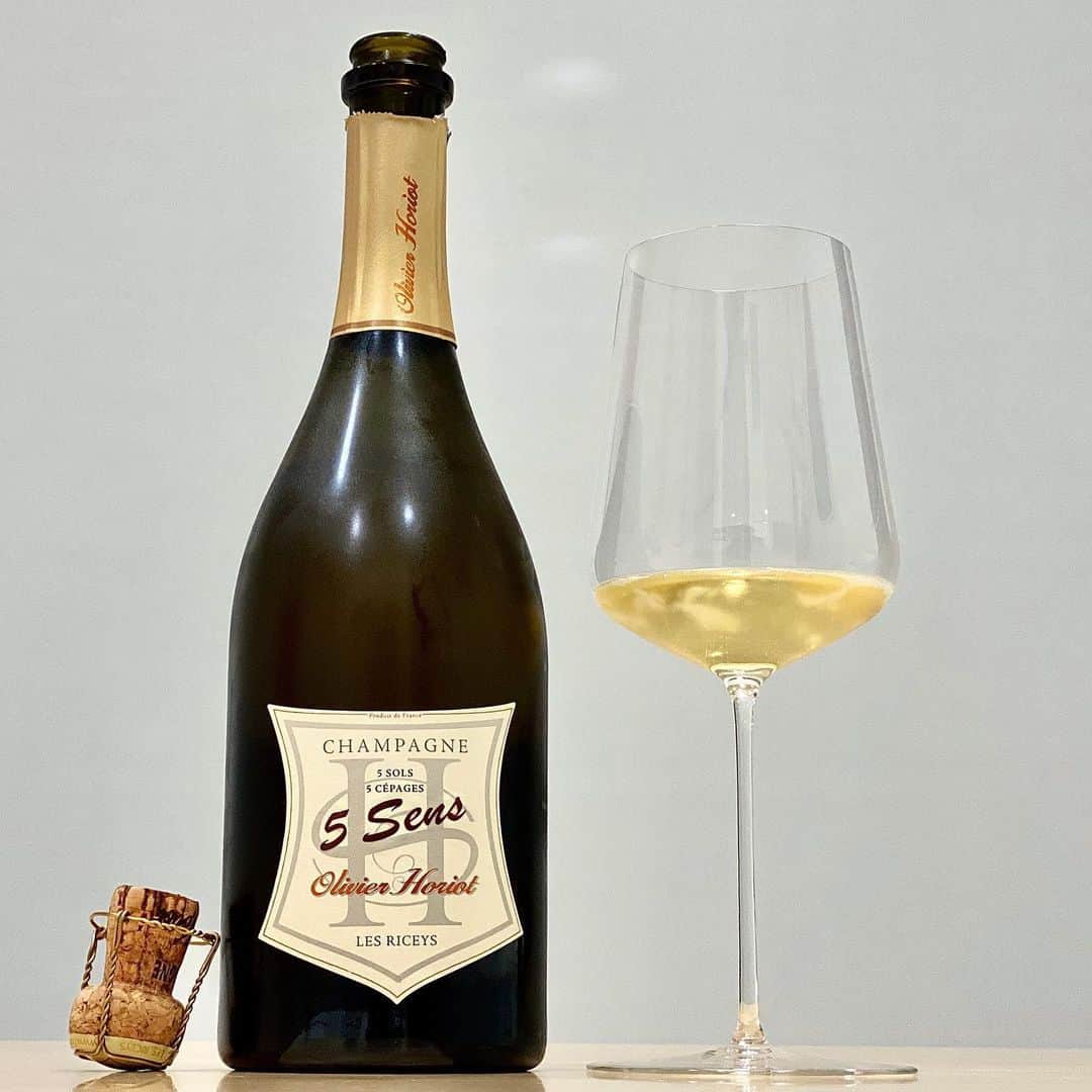 エンリケ・ソラ・クレメンテさんのインスタグラム写真 - (エンリケ・ソラ・クレメンテInstagram)「Situado en Les Riceys, el pueblo más al sur de la Champagne, al límite con la Borgoña, Olivier Horiot ya se ha convertido en uno de los grandes y más reconocidos vignerons de toda la Champagne. Su champagne 5 Sens 2013, es el ensamblaje de 5 variedades diferentes (Arbanne, Pinot Blanc, Pinot Noir, Chardonnay y Meunier), de 5 barricas, de 5 parcelas y una sola añada. Amplio y largo pero sobretodo una chulada de champagne.  Degustado en Zalto Denk'Art Universal Glass. • • • • • #vino #vin #vinho #вино #ワイン #紅酒 #wein #champagne #winelover #wineinfluencer #winetime #food #winecellar #wineporn #instawine #winetasting #sommelier #foodandwine #champagnelover #somm #olivierhoriot #5sens #olivierhoriot5sens #lesriceys #zaltify #zalto #cotedesbar」6月3日 21時50分 - kike_sola