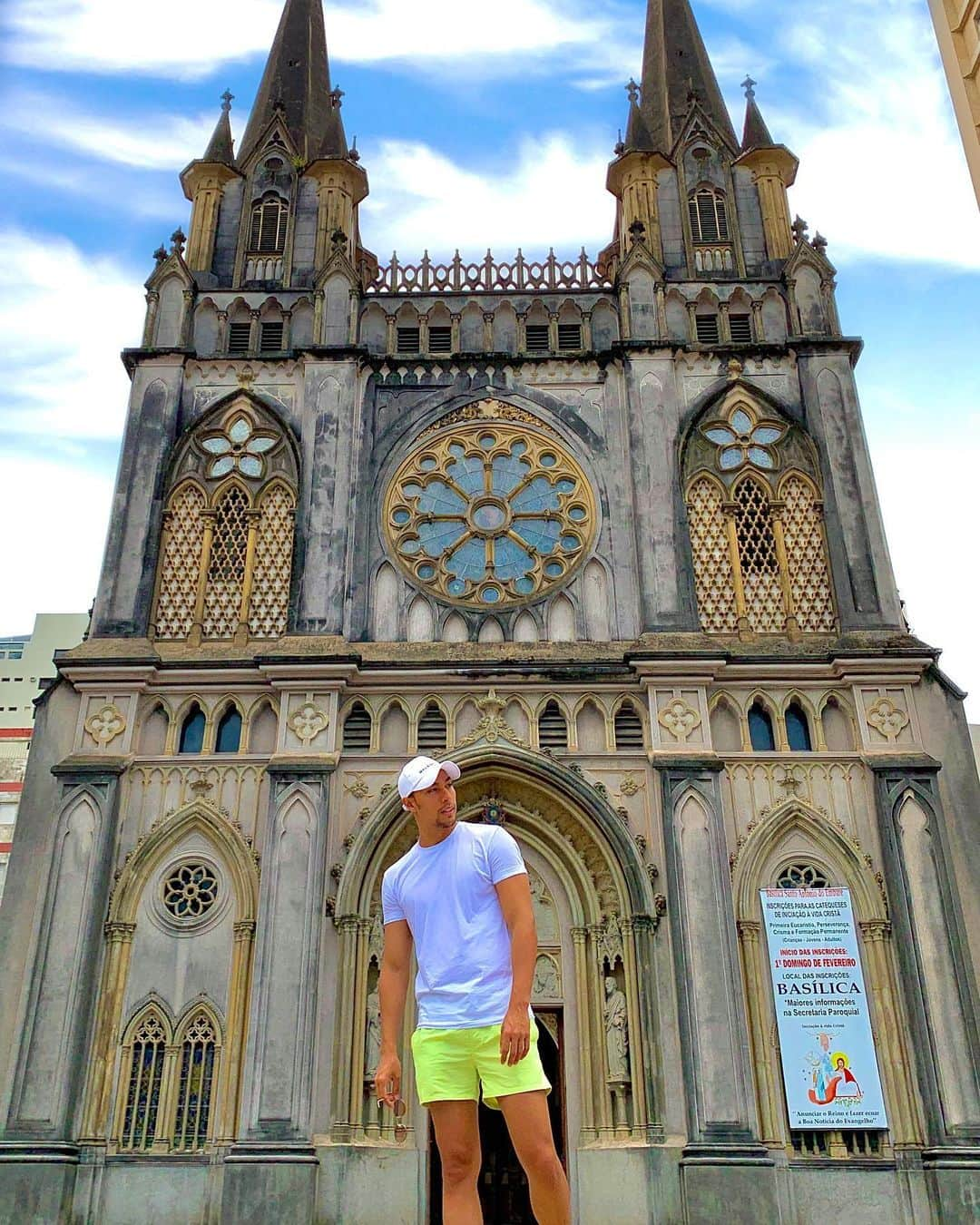 當間ローズのインスタグラム：「僕の生まれ故郷ブラジルサントス市の教会⛪️ 今ブラジルはコロナで大変な苦境に立たされてます。どうか皆さん命を大切にマスクをして、なるべく家に居て下さい🙏 早く良くなるように祈ってます！  Rezando todos os dias pelo Brazil!!!!Pela família e amigos!!!!! Usem máscara gente!!! Vamos fazer o mínimo que podemos não só para si mesmo mais para proteger as pessoas que amamos e por respeito ao próximo!!!!🙏 Força e que Deus esteja sempre com vocês!!!!!🌹 #當間ローズ  #ラテン  #ハーフ  #モデル #湖西市 #toumarose #singer #Artist #Model #Tokyo #japan #Brazilian #brasil  #japanese #italian #fashion #fitness #muscle #body #workout #sexy」