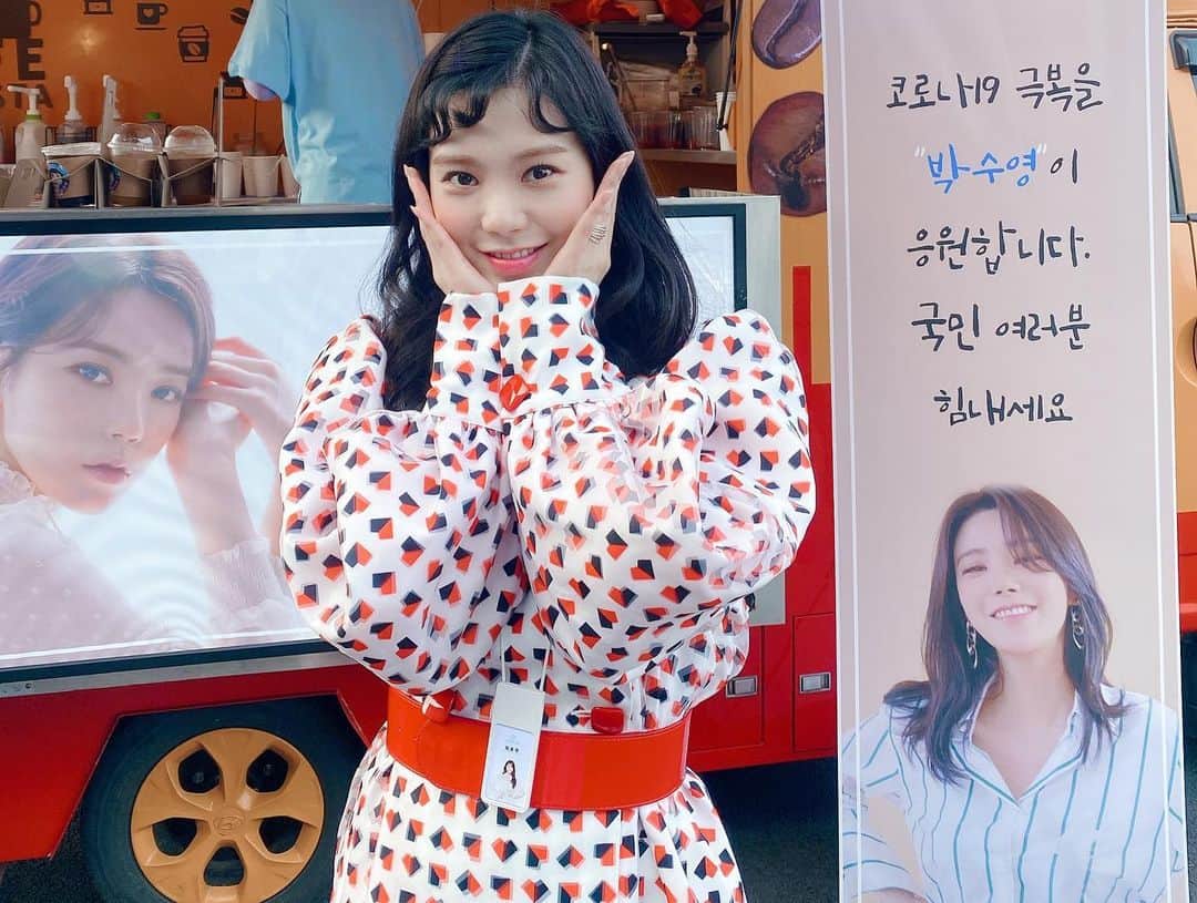 リジ さんのインスタグラム写真 - (リジ Instagram)「우리 박상재들! 나를 위해 응원해준다구 커피차 보내주고 행복하게 해줘서 고마워용🙏🏻🙏🏻🙏🏻 덕분에 든든했다오❤️❤️❤️👏🏻👏🏻👏🏻 그리고 오늘도 10시 50분 tvN 오마이베이비 본방사수 아시죠?!😍」6月3日 21時58分 - luvlyzzy