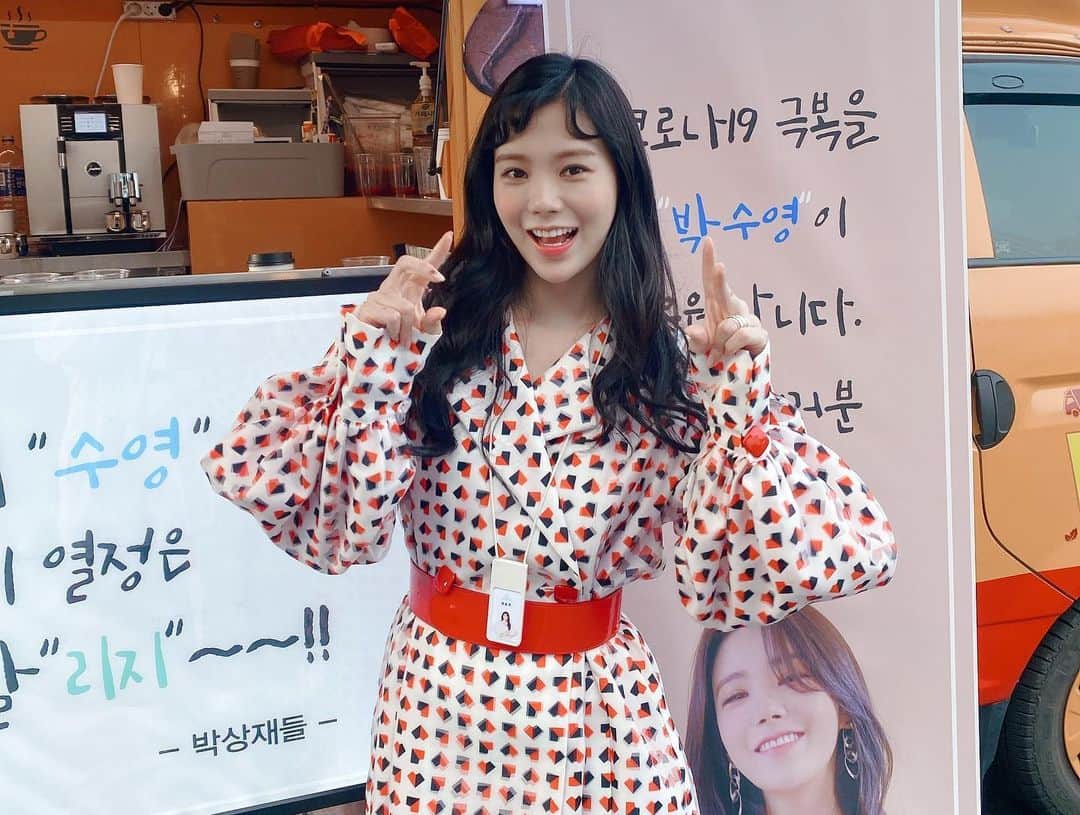 リジ さんのインスタグラム写真 - (リジ Instagram)「우리 박상재들! 나를 위해 응원해준다구 커피차 보내주고 행복하게 해줘서 고마워용🙏🏻🙏🏻🙏🏻 덕분에 든든했다오❤️❤️❤️👏🏻👏🏻👏🏻 그리고 오늘도 10시 50분 tvN 오마이베이비 본방사수 아시죠?!😍」6月3日 21時58分 - luvlyzzy