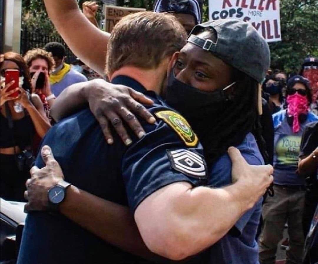 ヒュー・ジャックマンのインスタグラム：「SOLIDARITY. Repost @tanksgoodnews」