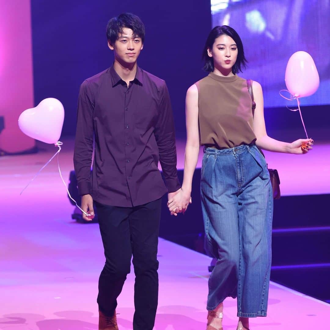 女性自身 (光文社)さんのインスタグラム写真 - (女性自身 (光文社)Instagram)「📣三吉彩花なぜモテるのか？幼少期から受けてきた美の英才教育 --- 「竹内さんの好きなタイプは、色白なモデル系美女。それでいてショートカットも似合う、どこかサバサバしたところもある女性です。彼女はピッタリだと思います。ただ、彼が三吉さんと出会ったのは’17年。そこから実に3年越しで、恋を実らせたそうです」（テレビ局関係者） 5月29日発売の『FRIDAY』で半同棲愛が報じられた竹内涼真（27）。お相手は、モデルや女優として活躍中の三吉彩花（23）。同誌では、2人が竹内のマンションに入っていく姿をキャッチ。ドライブデートや、ドン・キホーテでの仲むつまじい買い物姿なども撮影していた。 三吉は元『Seventeen』モデルで身長171cm、股下85cmのスレンダーな体形。キレイな黒髪がトレードマークで、インスタのフォロワーは100万人超。同世代の女性たちから、絶大なる支持を得ている。 そんな彼女には、これまでにも“恋の噂”があった…… --- ▶️続きは @joseijisin のリンクで【WEB女性自身】へ ▶️ストーリーズで、スクープダイジェスト公開中☆ --- #三吉彩花 #竹内涼真 #熱愛 #FRIDAY #半同棲 #スクープ #Seventeen #モデル #英才教育 #女子力 #吉谷彩子 #三浦春馬 #女性自身 #いいね #フォロー」6月3日 21時58分 - joseijisin