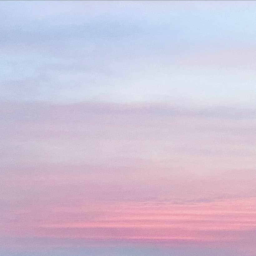 畠山あやなのインスタグラム：「* 今日のおうちから見た空がとっても綺麗だった ~☁️🍒 * 明日は学校だから早起き~‼︎ おやすみなさい🌟❕ * #畠山彩奈#夕方#空#家#ピンク#写真#フォローミー#instagram#instagood#followme」