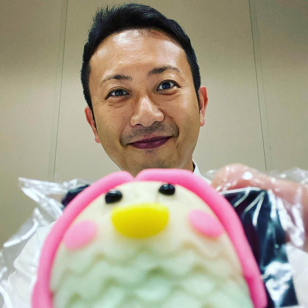 倉橋友和さんのインスタグラム写真 - (倉橋友和Instagram)「最近人気の妖怪#アマビエ をモチーフにした#和菓子 を番組でご紹介しました。#豊田市 #つたや製菓舗 さんのアイデアです。疫病退散の願いを込めて…みんなで美味しくいただきました😅 #メーテレアップ #アップは午後3時40分から #アップの特集は午後6時15分から #アナウンサー #鈴木しおり #星恭博 #石神愛子 #上坂嵩 #島津咲苗 #倉橋友和 #気象予報士 #山田修作 #冨永幸」6月3日 22時02分 - nbn_kurahashi