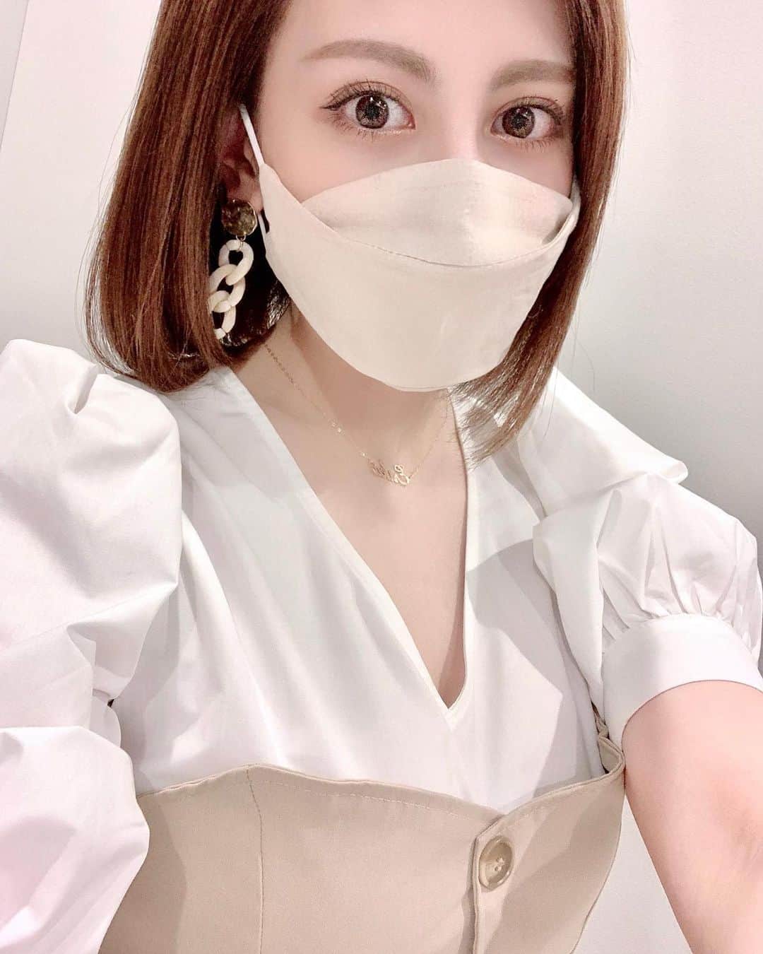 のインスタグラム：「お洒落なファッションリネンマスクGET⭐️しっかり菌から守ってくれる使い捨てフィルターをサイズに合わせて切ってマスクに入れて着用します‼︎布マスクは何度も洗って使えるの☺️👏 . 私はベージュとホワイトを買いました💓 ファッションに合わせて色も変えれるし、縦の面積が充分にあるからしっかり鼻の上から顎下まで守ってくれるお洒落マスクと出会えました😊👏💓 . 価格も¥840(フィルター無し)🤩それで何回も洗って使えるからお得だよね⭐️※フィルターも20枚入りで¥590!!!フィルターに口紅付きにくいよ‼︎ . 案件じゃ無いのに案件みたいになっちゃった😅ほんと可愛いしオススメしたいから詳しく書いたよ😋👍💓 . マスク付けててもお洒落したいよね🥺👍 . #マスク #お洒落マスク #ファッションマスク　#ソーシャルディスタンス #コロナウイルスが早く終息しますように」