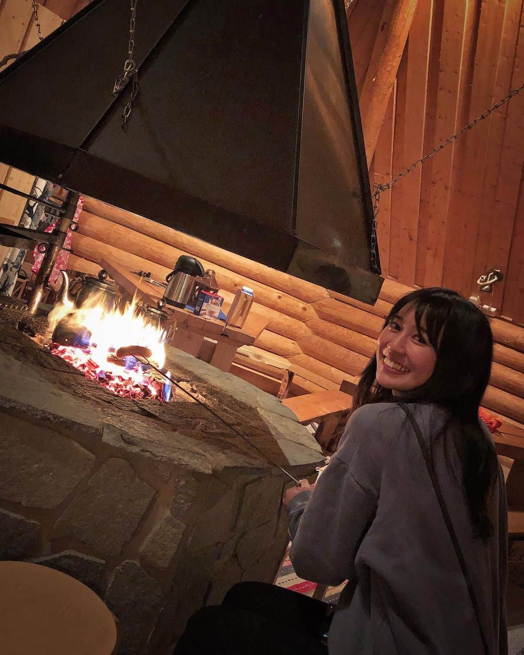 坪井安奈さんのインスタグラム写真 - (坪井安奈Instagram)「English follows Japanese.﻿ ﻿ #写真で海外旅行﻿ ﻿ 今日は昨日のお話の続き🌟﻿ ﻿ オーロラ観測は、ずっと外で待ってるわけじゃなくて、湖の近くの暖かい小屋で待機するの🌲﻿ 私は9月に行ったんだけど、外は0℃とかマイナスだったかな❄️﻿ ﻿ 待ってる間は、暖炉の炎でソーセージを焼いて食べる🔥多分なんてことないソーセージなんだけど、暖炉の炎っていうのと、オーロラを待ってるっていう神秘的な空間の効果もあって、すっごく美味しく感じた😳﻿ ﻿ そして、ホットベリー（ベリーのホットジュース）を初めて飲んだんだけど、これも最高！自然な甘みと酸味のバランスが冷えた体に染み渡った🥰﻿ ﻿ #あんなこんな旅﻿ ﻿ Waiting Aurora (northern lights) at the lodge near the lake🌲﻿ I visited Finland on October, but it was already quite cold at night❄️﻿ ﻿ I had a yummy grilled sausage there. It might be a normal sausage, but this exciting experience added something to it😁﻿ Hot berry juice was also amazing natural taste!﻿ ﻿ #フィンランド #フィンランド旅行 #ロヴァニエミ #ロバニエミ﻿ #フィンランド好きと繋がりたい #海外旅行好きな人と繋がりたい #女子旅 ﻿ #海外旅行 #旅行好きな人と繋がりたい #オーロラ #オーロラ観測﻿ #finland #visitfinland  #discoverfinland #travelfinland #explorefinland ﻿ #rovaniemi #aurora #northernlights #northernlight #northernlightsphotos #travelphotography #travelblogger﻿」6月3日 22時07分 - tsuboianna