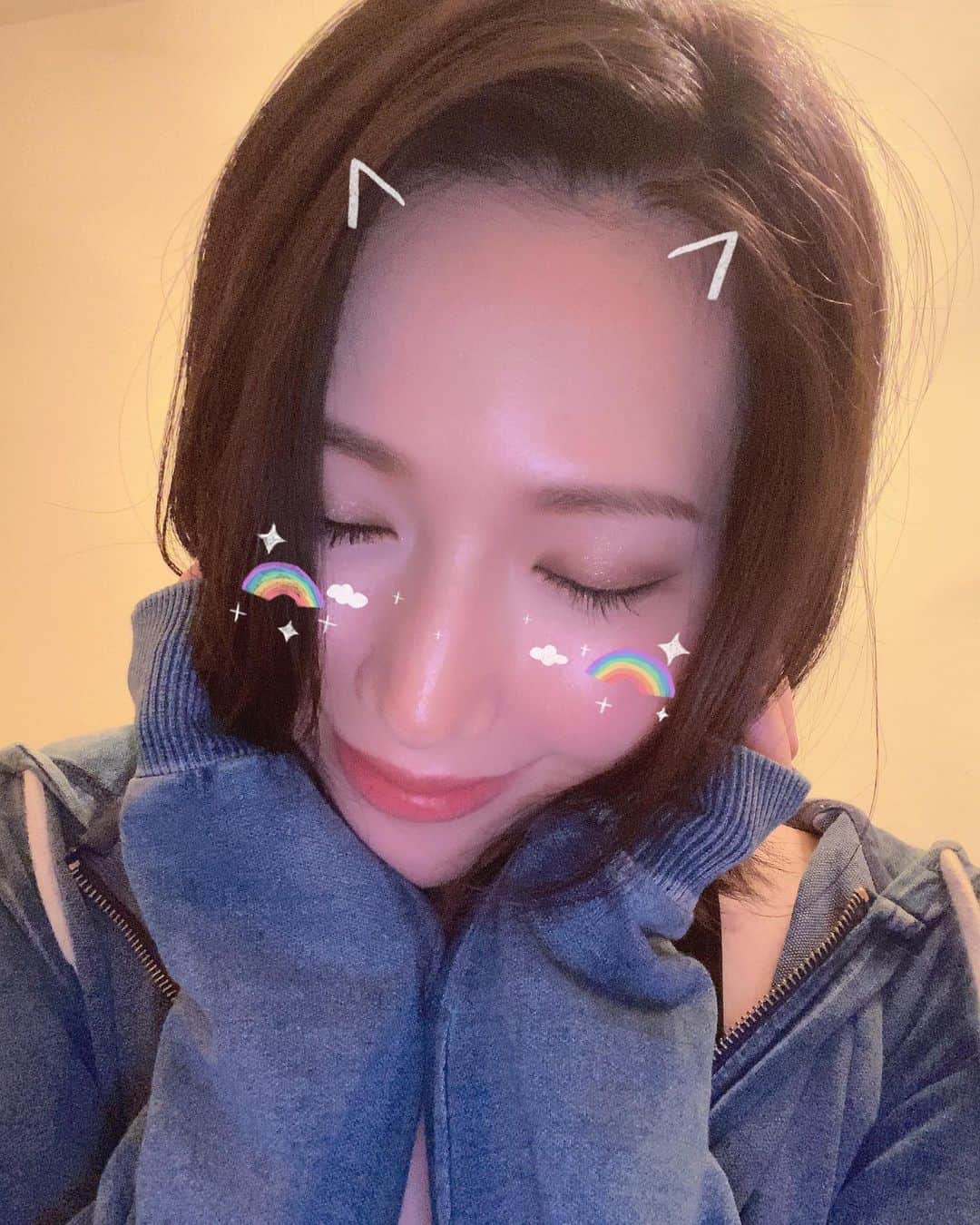 佐山愛のインスタグラム：「❤︎ ・ ・ みなさん、お久しぶりです‼️ 元気にしてたかな？？ 3ヶ月ぶりの登場です✨ ・ 実は昨日 深夜にインスタライブしてました😆 見てくれたみんなありがとう❤️ ・ で、そこでもお話したんだけど。。。 ・ こういう状況で 色んな立場や考え方がある中、 私個人が思ってることを 発信するのがすごく難しくて。 ・ 誰かを非難したいわけじゃなくても、 言葉ひとつ間違えただけで そういう風に映ってしまうかもしれないし それによって悲しい気持ちになる人が 出てきちゃうのも嫌だったの😢 ・ それから、SNSを開くことで 自分とは感覚がズレてるな っていう人を発見しちゃうと どうしてもモヤモヤするし、 心の健康のために良くないな って思ったのもありました💧 ・ ・ みんなのことを励ませるような、 そういう投稿ができたら良かったんだけど 私にはそれができなかった。。。 ・ ・ 心配かけて本当にごめんなさい💧 そして待っててくれてありがとう😭❤️ ・ ・ これからまた少しずつ 更新できたらいいなって思ってるし、 イベント系はまだしばらくできそうにないから リモートオフ会なんてできたら 楽しそうだなぁって✨ ・ あ、けどあれかな？ 家族や恋人と同居してると、 なかなか参加しにくいのかな？笑 ・ まぁそれはしょうがないってことで笑笑 ・ ちょっと色々考えてみまっす！！ ・ ・ 最後に。 昨日私のせいで 夜更かしさせられた皆様、 今夜はゆっくり休んでね☪ ・ ・ みんながパーカー脱げ脱げ言うから 少しだけ。。。笑笑」