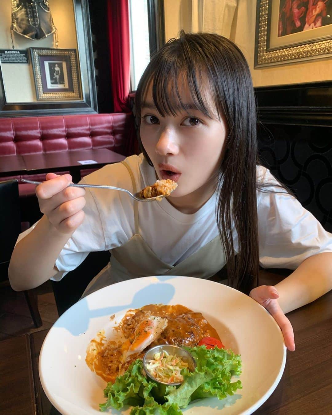 新井舞良さんのインスタグラム写真 - (新井舞良Instagram)「マネージャーの趣味に連れられ空き時間にハードロックなお店へ行ってきました！ ロックなロッコモッコーとても美味しかったです。 食べかけ写真ですみません！髪もボサっててすみません！#ハードロックカフェ」6月3日 22時11分 - myra_arai