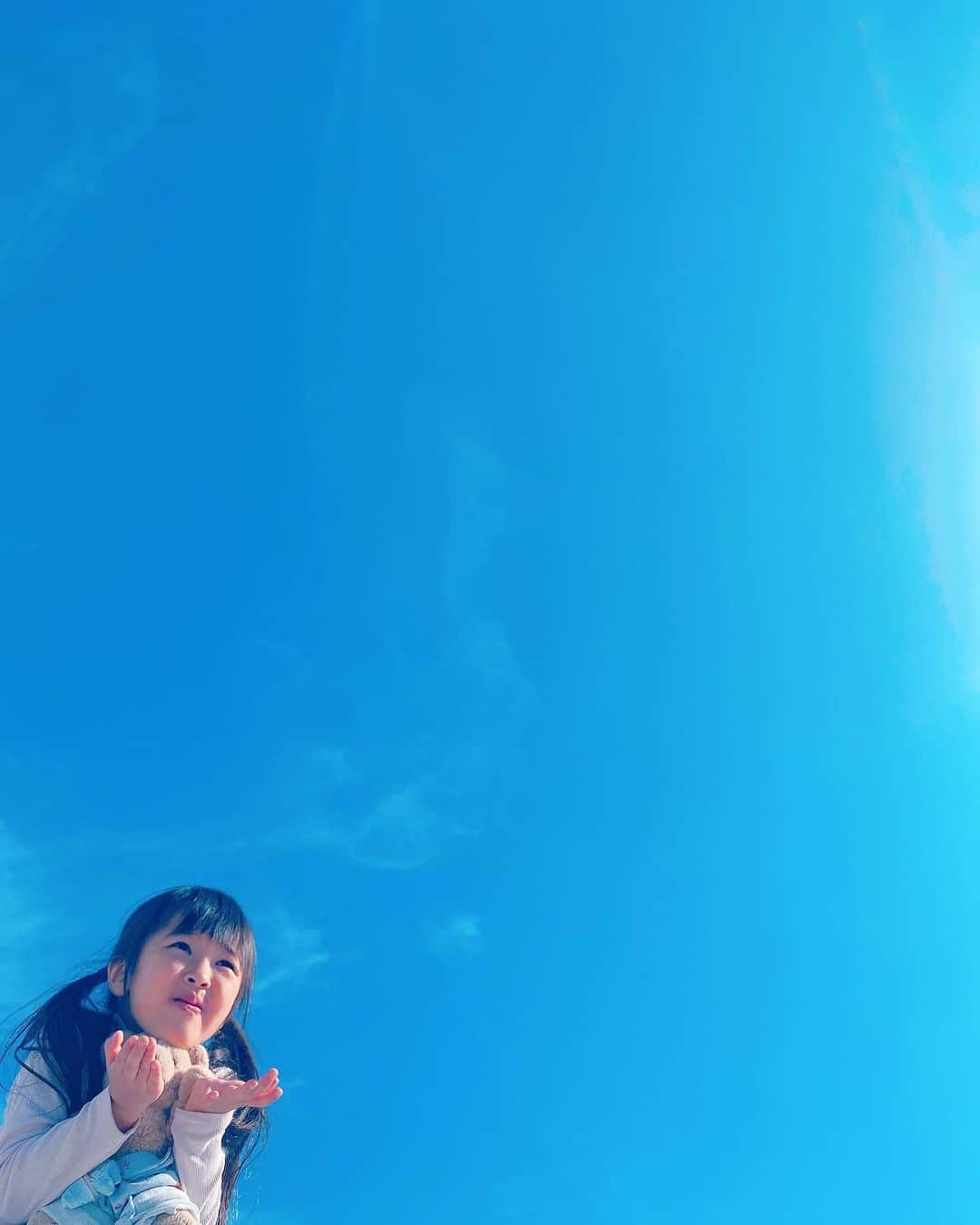 高橋有紀子のインスタグラム：「* 緊急事態宣言が解除されて 1時間だけ4ヶ月ぶりの幼稚園へ👧🏻 * それはそれは嬉しそうで、 でもちょっと緊張気味な表情で、 彼女なりの我慢と成長を重ねた気持ちを考えたら うるっとしてしまった6月のはじまり🐌☔️ * * この4ヶ月、ゆいまるの幼稚園はもちろん 私もすべての仕事がなくなったのに それとは裏腹に感情は忙しくてコントロールが難しかったけど、 今は無駄なものが全て削ぎ落とされた感覚で、 自分の本当に好きなモノ、コト、ヒトが鮮明になりました。  いつか過去を振り返ったときに、 この時間にも意味があったと思えるように 自分の力で動かせるものは動かしていきたいと思う🐾 * * 足りないと嘆いていた時間がこんなにもあるって贅沢よね。 * #2020_6_1 #4歳5ヶ月 #記録 #bepositive #今一番行きたいところは海です」