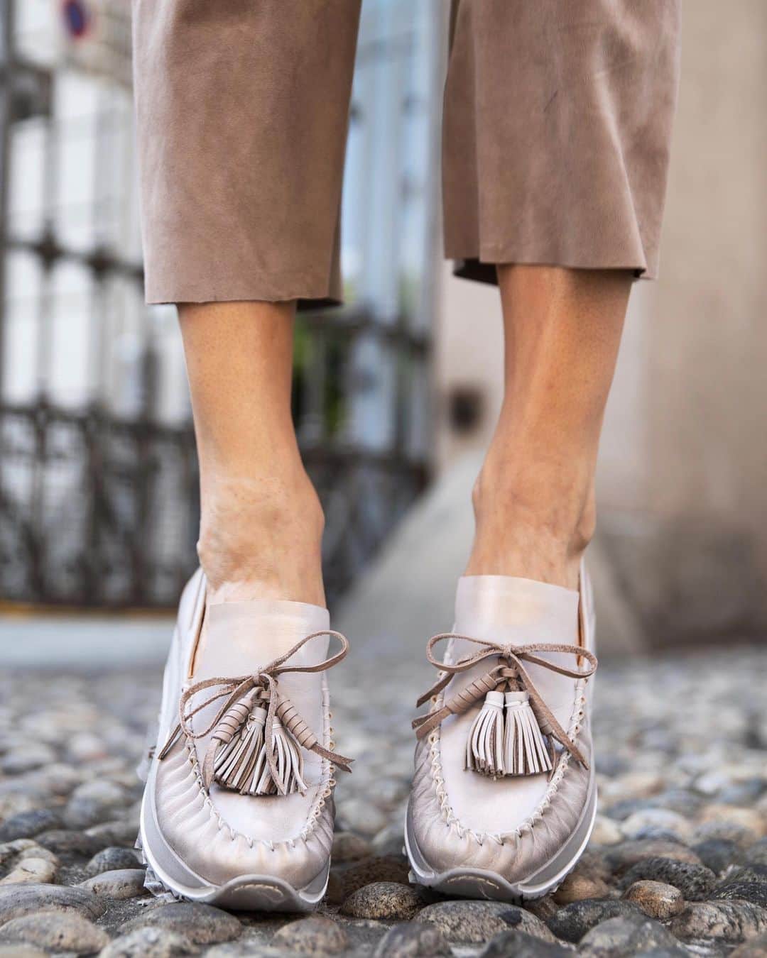 エンリーベグリンのインスタグラム：「Simple, comfortable and elegant. #HenryBeguelin Mocker Metal Sport Mauve are a special piece of our #HBSS20」