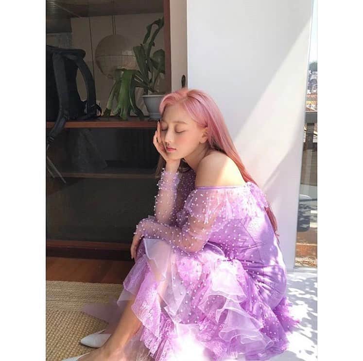友利愛美さんのインスタグラム写真 - (友利愛美Instagram)「ジヒョちゃんみたいな髪色にしたい！ #twice  #ジヒョ #once #pink」6月3日 22時34分 - aimitomori