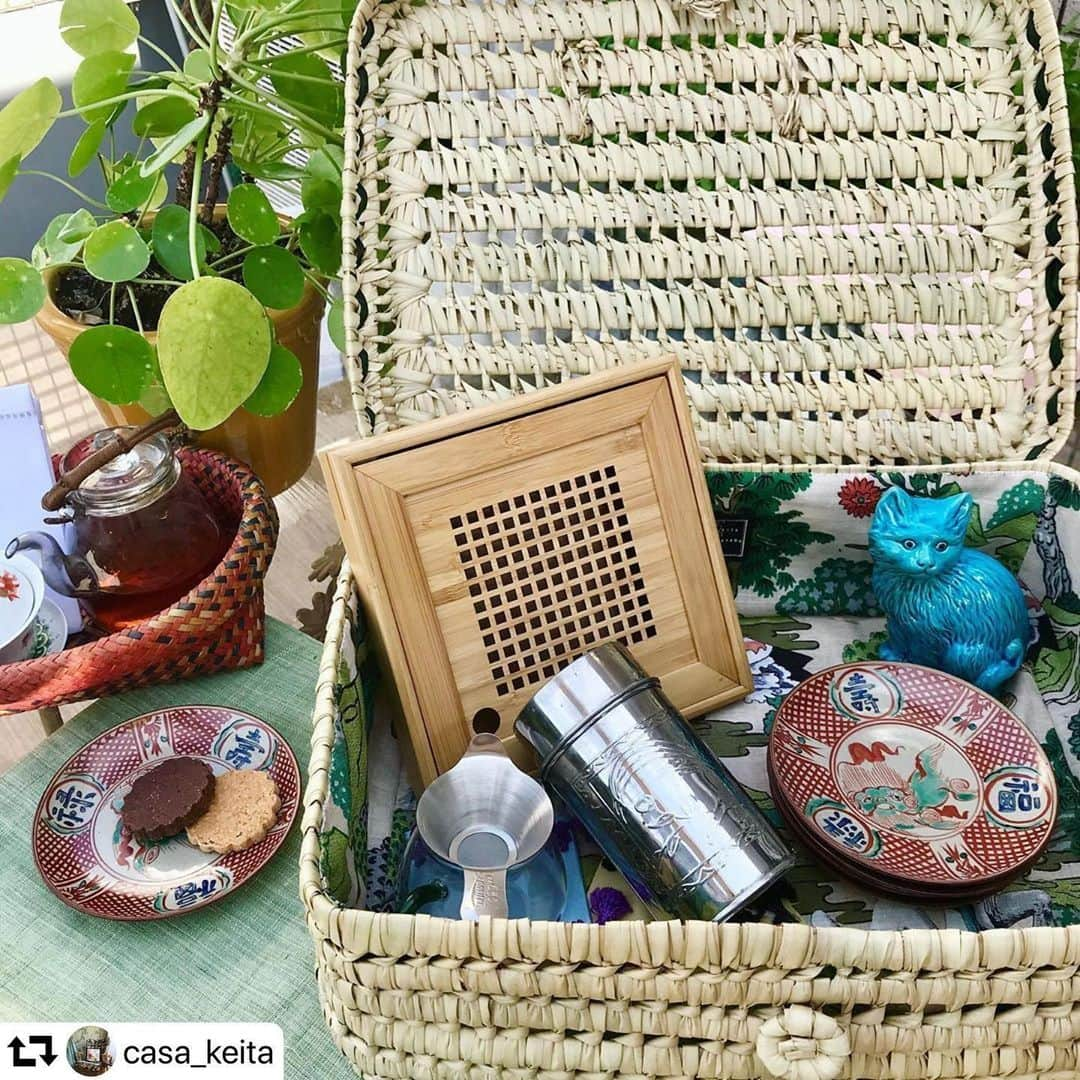 丸山敬太さんのインスタグラム写真 - (丸山敬太Instagram)「#repost @casa_keita ・・・ . Picnic Basket . 内側には2012 SS Collectionの宇野亞喜良さんのリバイバルプリント。 中華風の風景の中に女の子や虎が佇む、少し怪しい雰囲気のアンダーグラウンドで美しいプリント。 上蓋にはグリーンのシルクグログランが通ってます。 丸山はシノワズリ風のコーディネート . ✔︎Big Basket H14/W39cm ¥26,400 . . ーKEITA MARUYAMA WEB STOREー 🛒https://store-keitamaruyama.com/pc/ CASA KEITAのバナーより特設ページへ… . . . #basket #picnic  #vintage  #japan #陶器　#磁器  #interior #interiordesign #decor  #interiordecor #染付　#色絵　#骨董のある暮らし　#暮らし　#器好き　#インテリアコーディネート　#クッション #盛り付け　#テーブルコーディネート　#テーブルウェア　#丸山邸　#keitamaruyama」6月3日 22時37分 - keitamaruyama