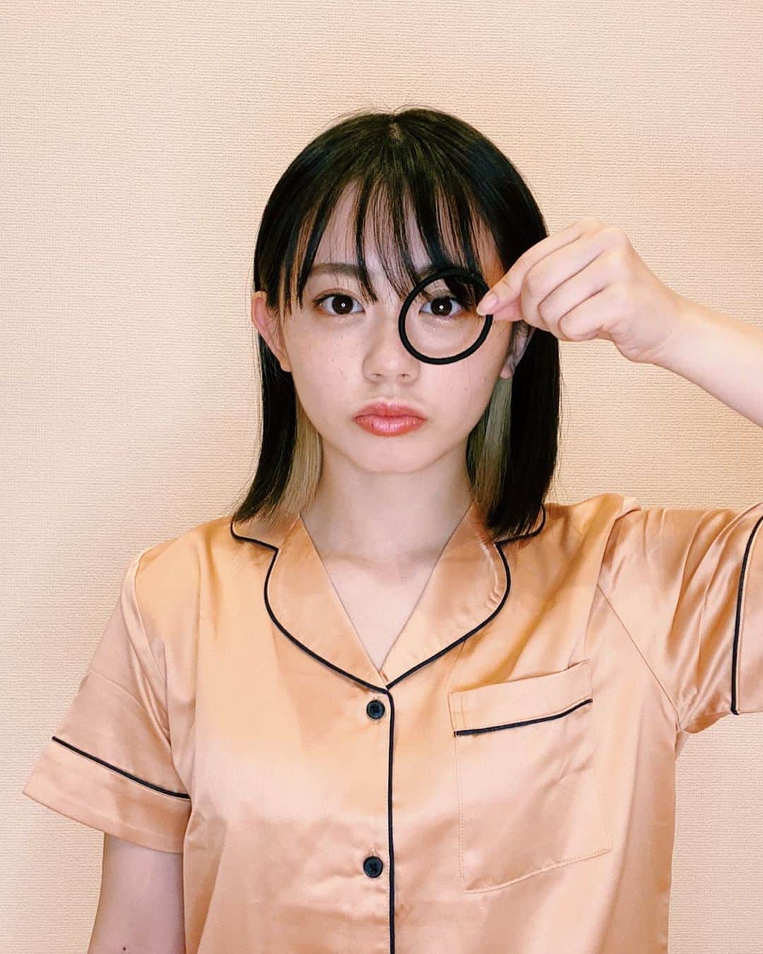 のインスタグラム：「* 6月の生写真のオフショット🏠 あほみたいな顔してる… * #パジャマ #おうち時間 #stayhome」