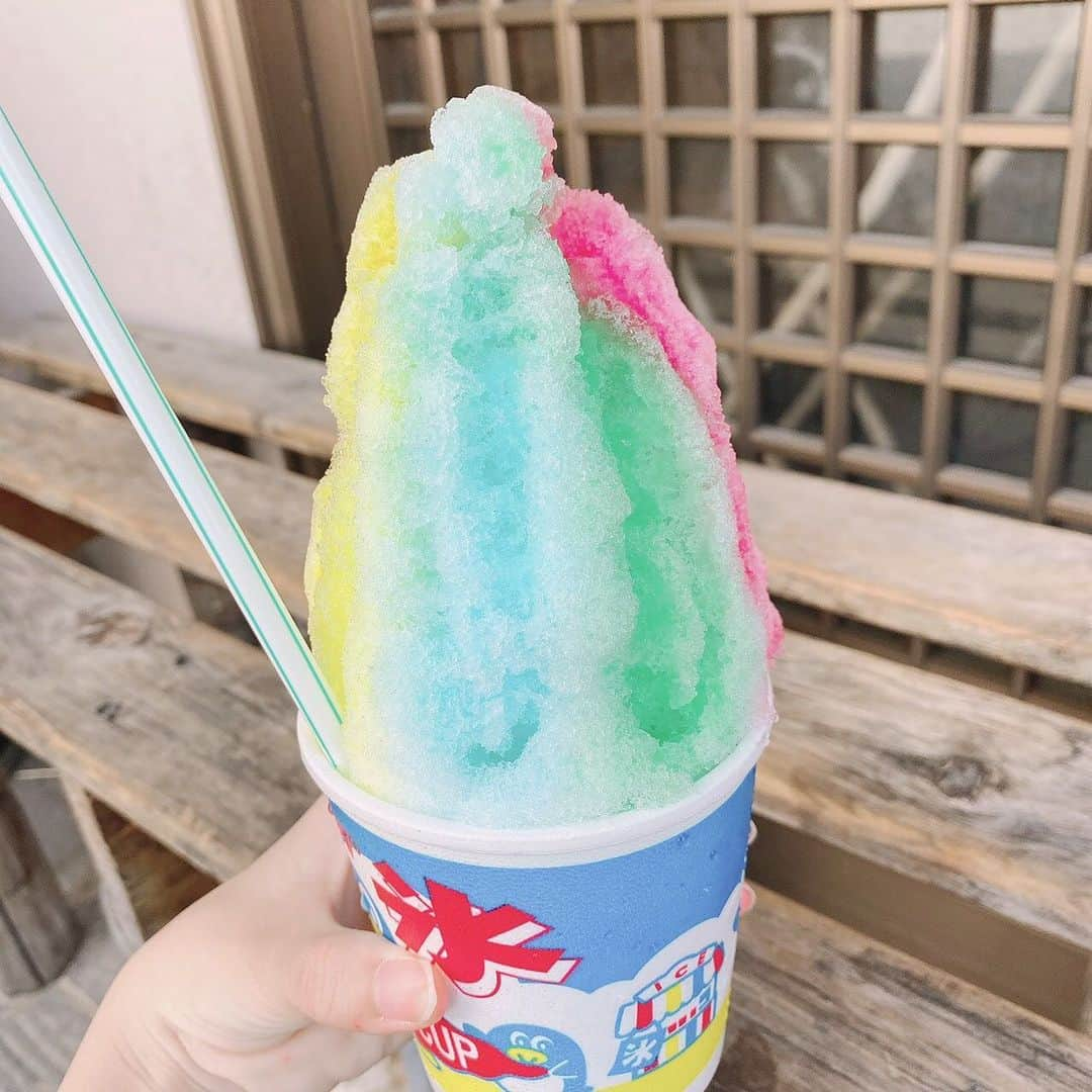 堀口日萌さんのインスタグラム写真 - (堀口日萌Instagram)「. 久しぶりのかき氷だ🍧 レインボーにしました🌈🌈 暑い日にぴったりの一品 週一で行きたい😭😭 ほんま最近暑いよな☀️ 日焼け対策みんな何してんの？ ひめ日焼け止め塗っても焼けるねん✌️ どうすればいい💦💦💦 #ひめ #カラフル #レインボー #かき氷」6月3日 22時43分 - himechannel_0624