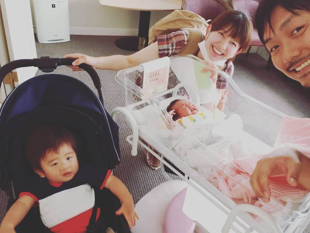 堀田奈津水のインスタグラム：「5月末に第二子出産しました👶 これから待っている寝不足な日々に体力がついていくか心配ですが…😟家族4人で頑張ります🥰」