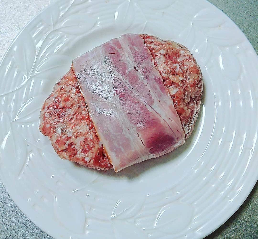 のインスタグラム：「今日は豊島区大塚にある プロレスバンク(道場)の隣に ある美味しい 中華料理店千葉屋さんの お母さん(と呼んでます)から 特別に作ってくれた手作り ハンバーグをもらったので 焼いたら焦がしてしまったー(汗)  次回の 17(イチナナ)live配信は 6月5日(金)13時～です、 試聴するにはイチナナアプリをダウンロードして下さいねー お楽しみにー(^^) ラジオ空間(笑)にはならないですよ！ #豊島区大塚 #中華料理店 #ハンバーグ #17live #ライブ配信  #神取忍」